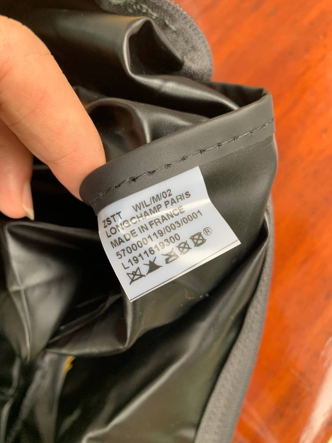 LONGCHAMP LE PLIAGE CLUB TRAVEL BAG กระเป๋าขนาดใหญ่สำหรับการเดินทาง เราเรียกที่นี้ว่า travelling bag รุ่นคลาสสิค มาพร้อมสายสะพายยาวที่ปรับและถอดออกได้ ความพิเศษของรุ่นนี้ที่ครองใจนักเดินทางทั่วโลก คือซิปรอบตรงกลางตัวกระเป๋า สามารถเปิดซิปเพื่อขยายขนาดและพั