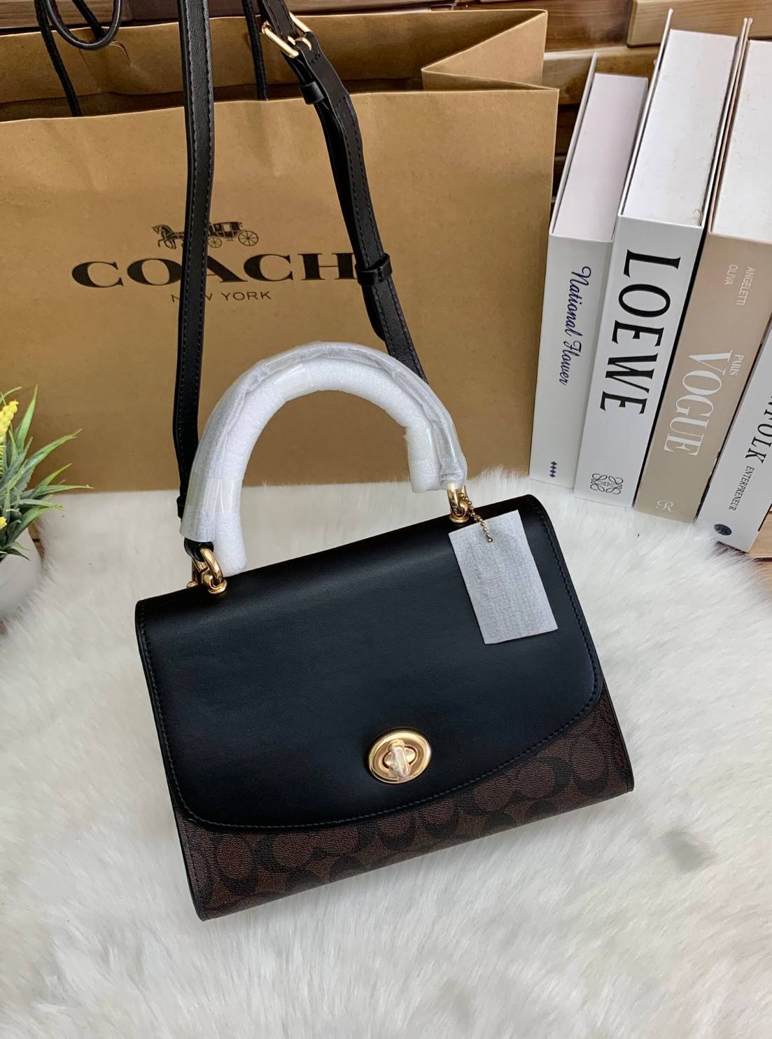 สวย หรู ดูดี รุ่นนี้กัยเลยค่า!! COACH TILLY TOP HANDLE SATCHEL IN SIGNATURE ((76620)) พร้อมส่งความสวย ห้ามพลาดค่ะ! กระเป๋าหิ้ว//คล้องมือ//สะพายข้างได้ ทรงสวย หนังแท้เรียบ+ลายCได้สวยงามค่ะ เปิดปิดกระเป๋าแบบหมุนล็อค ภายในมีช่องหลักใส่ของ2ช่อง สามารถใส่กระเป