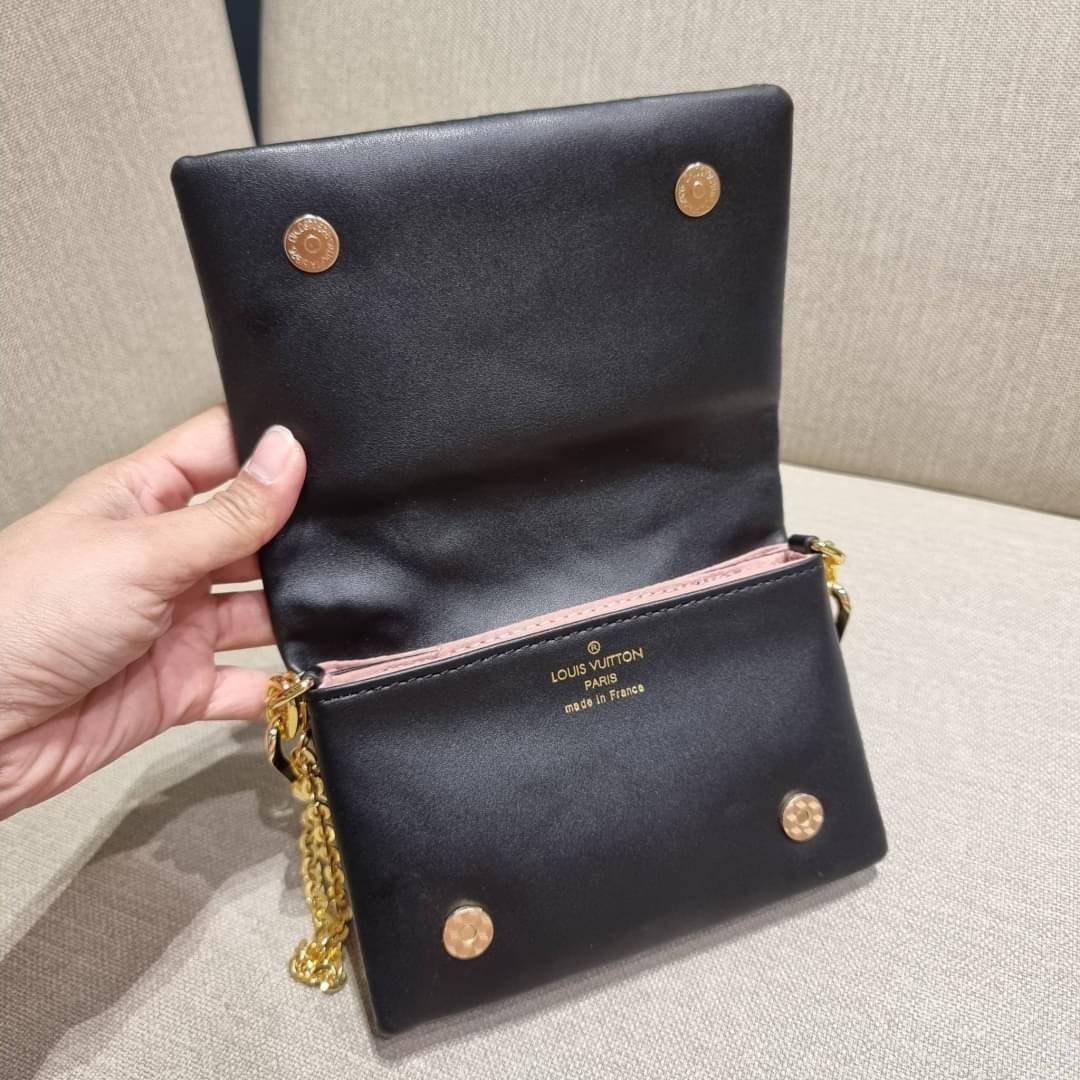 VIP 🥂 LV POCHETTE COUSSIN กระเป๋าสะพายกึ่งคลัชท์ ไซส์มินิ น่ารักมากๆ สุดหรูด้วยวัสดุหนังแกะปั๊มลายสวยคม ฟูนุ่ม สัมผัสดี มาพร้อมสายโซ่ใหญ่ในตัว ดูแพง!! และสายโซ่เล็กสะพายข้างได้กำลังสวย เปิด-ปิดด้วยกระดุมแม่เหล็ก ภานในเป็นช่องโล่ง แบ่งสัดส่วน ใส่ขอ