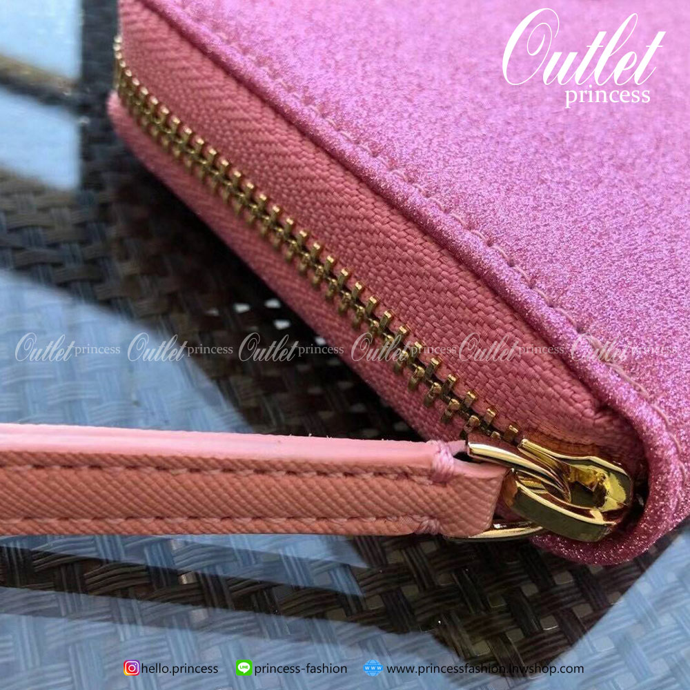 KATE SPADE JOELEY LONG WALLET กระเป๋าสตางค์ใบยาวรุ่นใหม่ล่าสุดหนัง Saffiano สไตล์ PRADA สวยน่าใช้ตัวเนื้อกระเป๋าตกแต่งด้วยกลิทเตอร์ทั้งใบ สวยหรู ภายในมีช่องซิป1ช่อง และช่องใส่บัตรหลายช่อง ใส่เหรียญ บัตรได้เยอะ ตัวจริงสวยน่าใช้มากค่ะ