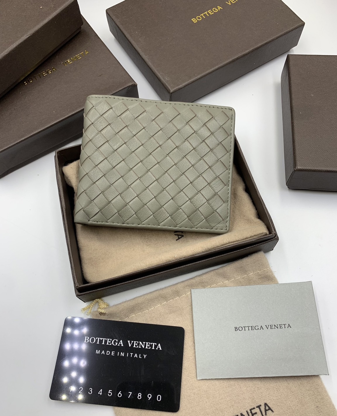 หนังแท้ BOTTEGA VENETA WALLET / BV Wallet พร้อมส่งที่ไทย กระเป๋าสตางค์ใบสั้นคุณผู้ชาย รุ่นตามหา มาเท่าไหร่ไม่เคยพอเลยค่า เป็นรุ่นคลาสสิกที่หยิบมาใช้งานได้บ่อยที่สุด งานหนังลูกวัวแท้ทั้งใบ ใช้ทนทานได้นาน ใช้ทนทานได้นานภาพสินค้าถ่ายจากงานขายจริง ใช้งานต่างป