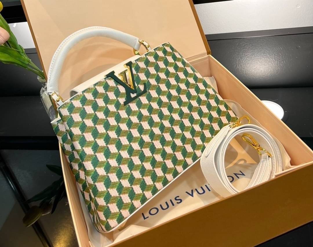 LV capucines top handle สีเขียวเหนี่ยวทรัพย์ที่สุดของความสวยในราคาเบาๆ กระเป๋าถือสุดหรู ดีไซน์ทรงคลาสสิค พร้อมลวดลายหรูหรา มาพร้อมหูจับในตัว ด้วยรูปทรงวินเทจ สัมผัสดี ขับผิว ทำให้ไอเท็มนี้สะกดทุกสายตาจริงๆ พร้อมส่งครบ box set ในราคาที่คุ้มที่สุด จัดเถอะค่
