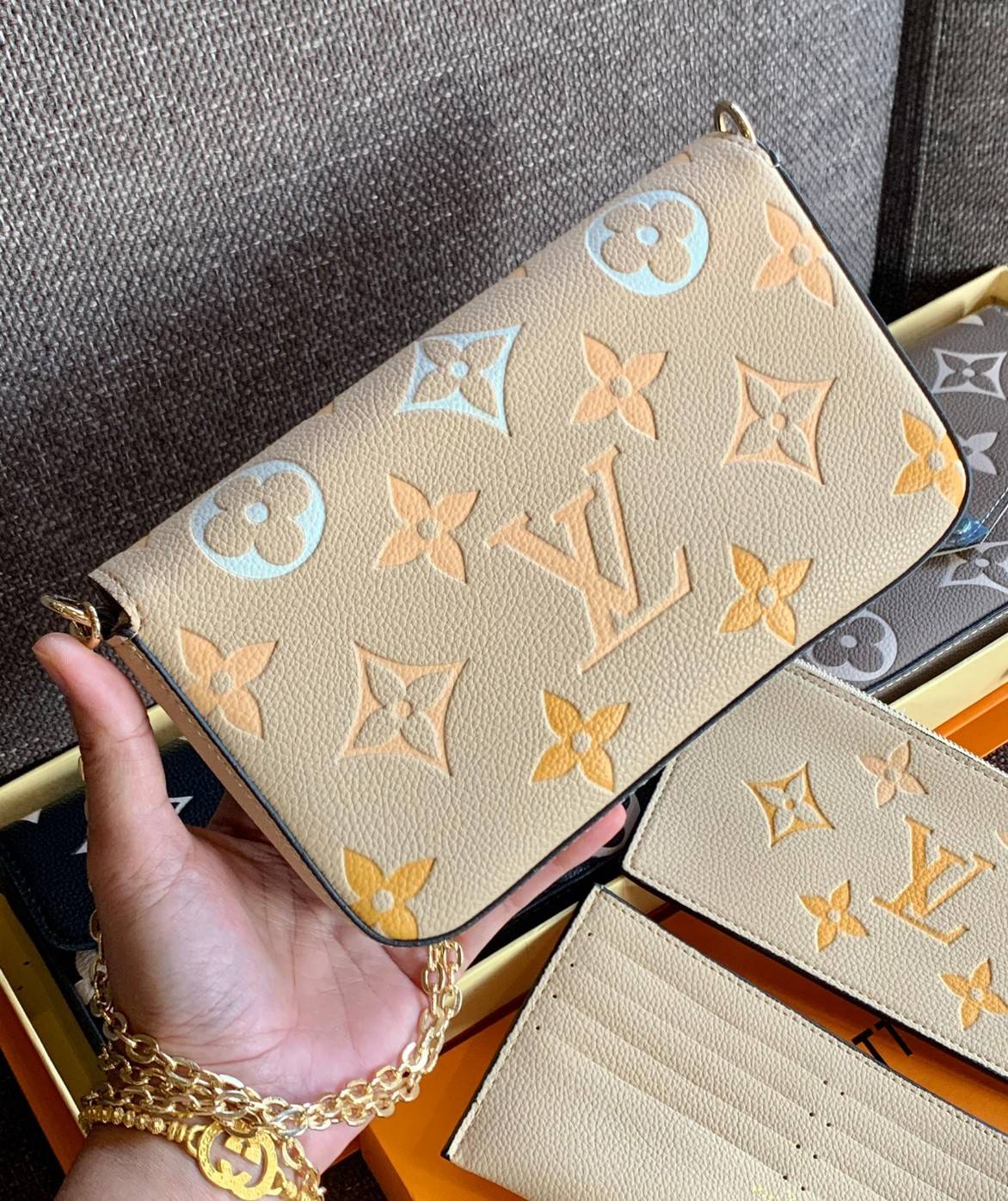 VIP 】Louis Vuitton Pochette Felicie ใบจริงหนังสวยมากๆค่า! ✔️กระเป๋าแบบคลัท มีสายสะพายโซ่มาให้ด้วยค่ะ ✔️หนังแกะสังเคราะห์อย่างดี ลายหนังสวย ปั้มลายแบรนด์ทั้งใบ ✔️รุ่นนี้มาพร้อมกระเป๋าเล็ก สำหรับใส่บัตรได้1ใบ//ใส่ธนบัตรแบบมีซิปรูดอีก1ใบ