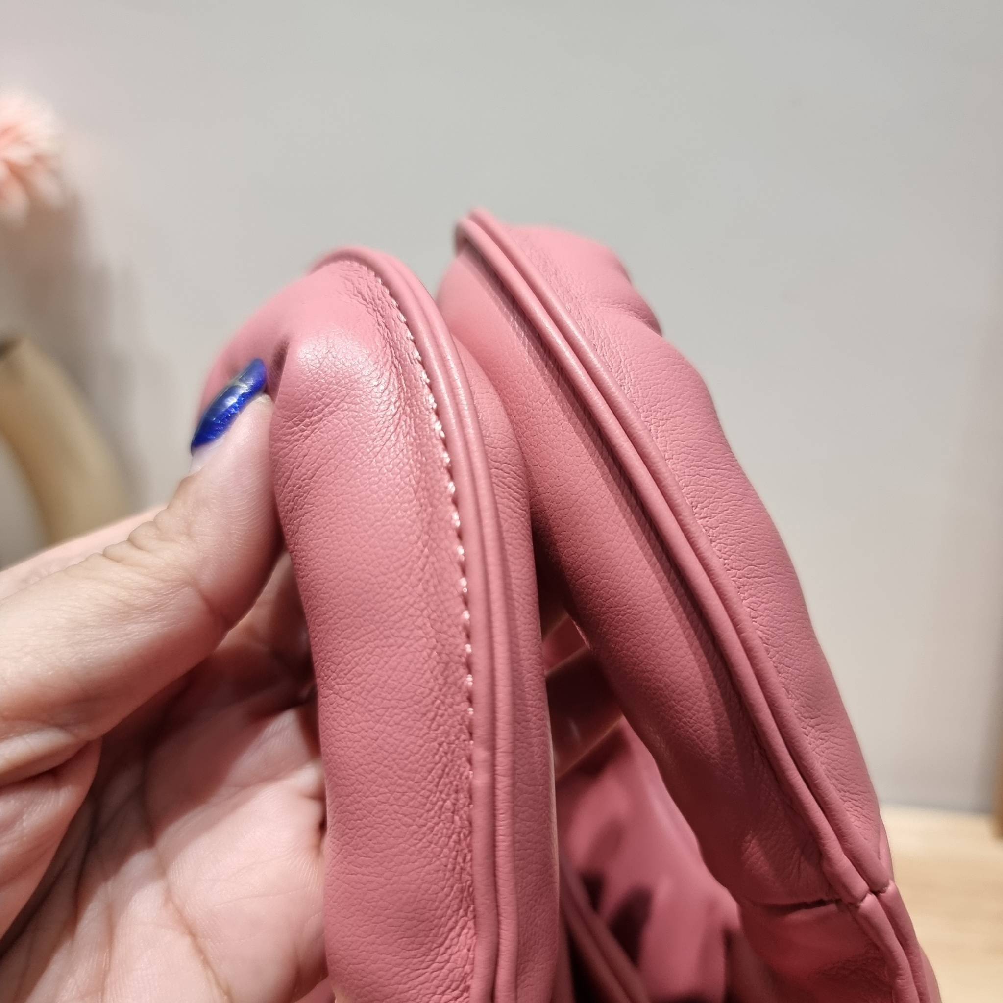 PRADA Small padded Soft nappa-leather bag พร้อมส่ง 4 สี น้องใหม่ล่าสุด กับคอลเลคชั่นที่ทำออกมาตอบโจทย์ได้ทุกไลฟ์สไตล์