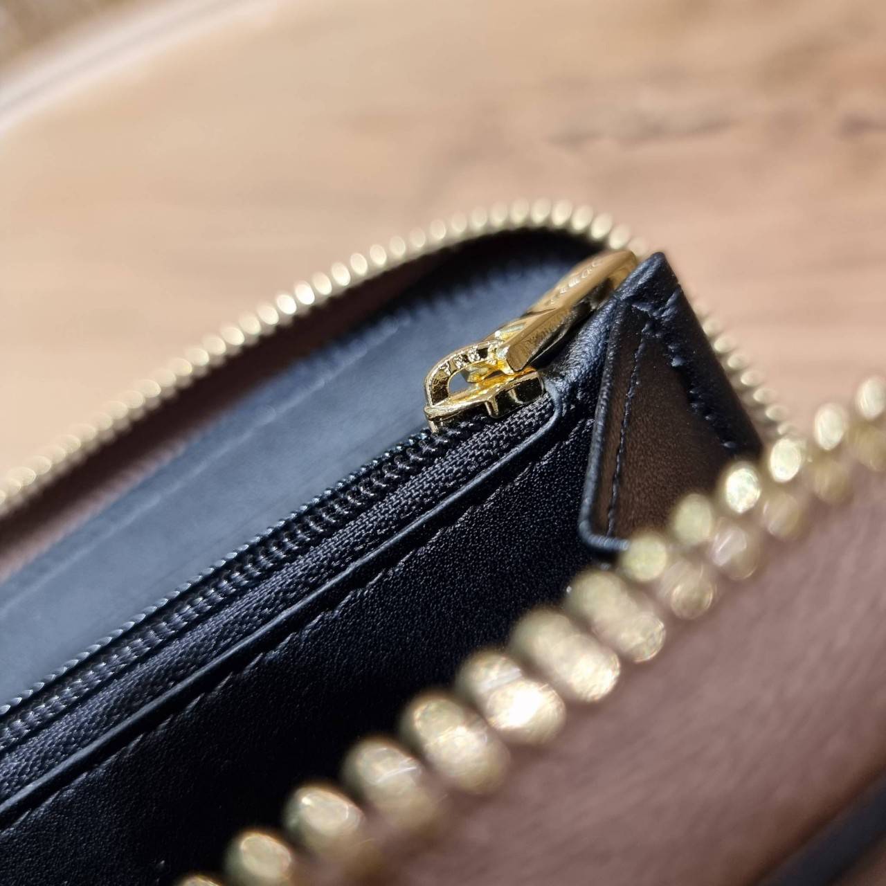 COACH ACCORDION ZIP WALLET IN SIGNATURE CANVAS WITH PRAIRIE ROSE / JUMBO FLORAL / CAMO ROSE FLORAL / MEDLEY BOUQUET PRINT ((F31572/F39189/F26290/F2859)) สวยคลาสสิคไม่มีใครเกิน!! กระเป๋าสตางค์ใบยาว ลวดลายสวย สีสันโดดเด่น วัสดุหนังแคนวาสเคลือบ เปิด-ปิดด้วยซ