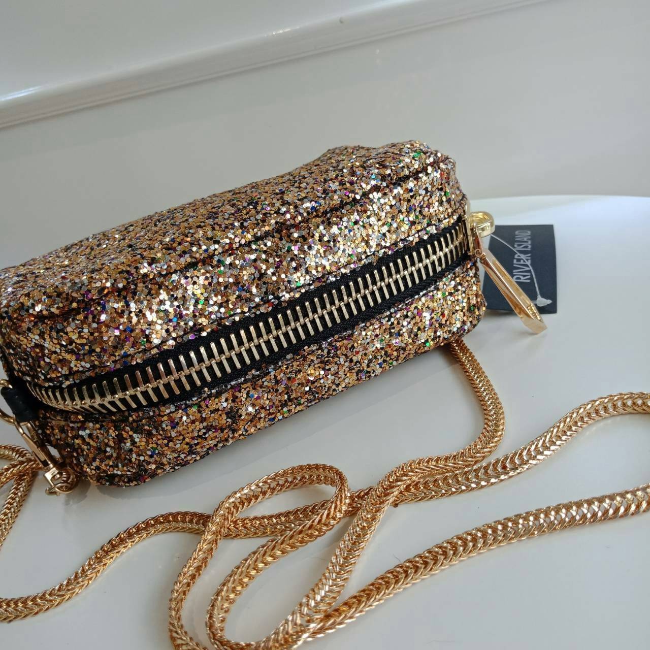 Island glitter crossbody bag กระเป๋าทรงสวย ดีไซน์หรูเว่อวัง จากแบรนด์ดัง River Island โดดเด่นด้วยการประดับเลื่อม กลิตเตอร์ทั้งใบ ซิปใหญ่จุใจ ด้านในใส่โทรศัพท์ได้ทุกรุ่น + กปต.สั้นก็ได้ จะสะพายออกงานหรือถอดสายถือคลัช ในราคานี้ คุ้มค่าราคาที่สุดค่ะ
