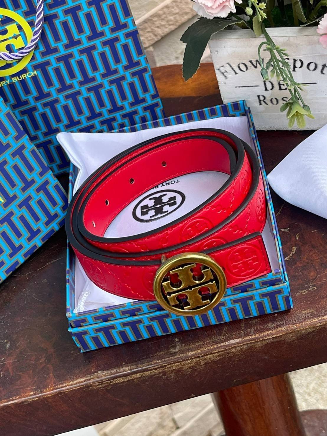 Tory burch Midnight with Tag Logo Monogram Embossed Leather Belt เป็นเข็มขัดที่ตอบโจทย์ของคุณได้อย่างลงตัวทุกสไตล์การแต่งตัว ไม่ว่าจะใส่คู่กับเดรสหรือกางเกงยีนส์ก็ดูดีทีเดียว เพราะหัวเข็มขัดโดดเด่นด้วยดีไซน์ทรงกลมรูป Double T ที่เป็นสัญลักษณ์ประจำแบรนด์ ส