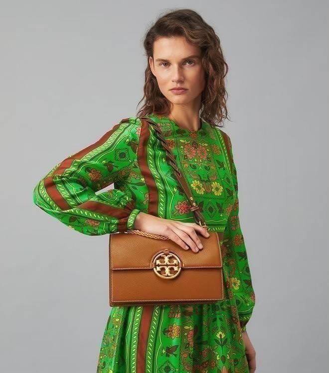 TORY BURCH MILLER SHOULDER BAG รุ่นยอดนิยม รุ่นหายาก รุ่นที่สาวๆตามหา ใบนี้เลย!! สวยหรู ผู้ดีทุกสี กระเป๋าสะพายไหล่ ดีไซน์อยู่ทรง คลาสสิคแฝงความหรูด้วยโลโก้สีทองอร่ามโดดเด่น