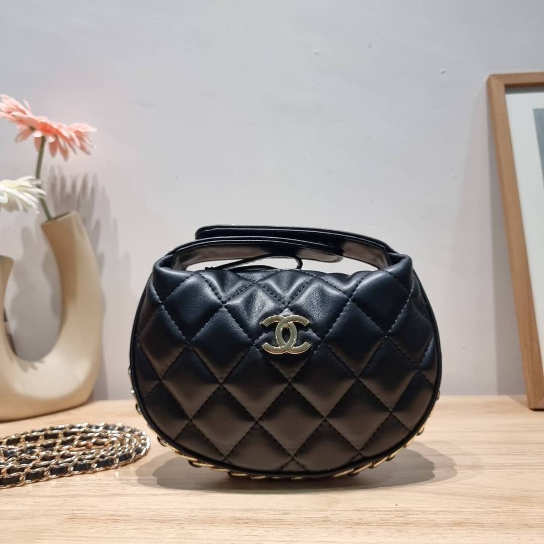Chanel Pouch Hot item 2023 กระเป๋าสะพายกึ่งพอช ใบเล็กน่ารักน่าใช้ ถือไปไหนก็อัพลุคปัง วัสดุหนังแกะ สัมผัสนิ่มมือ หูจับในตัว ปรับได้อีกเล็กน้อย มาพร้อมสายสะพายโซ่