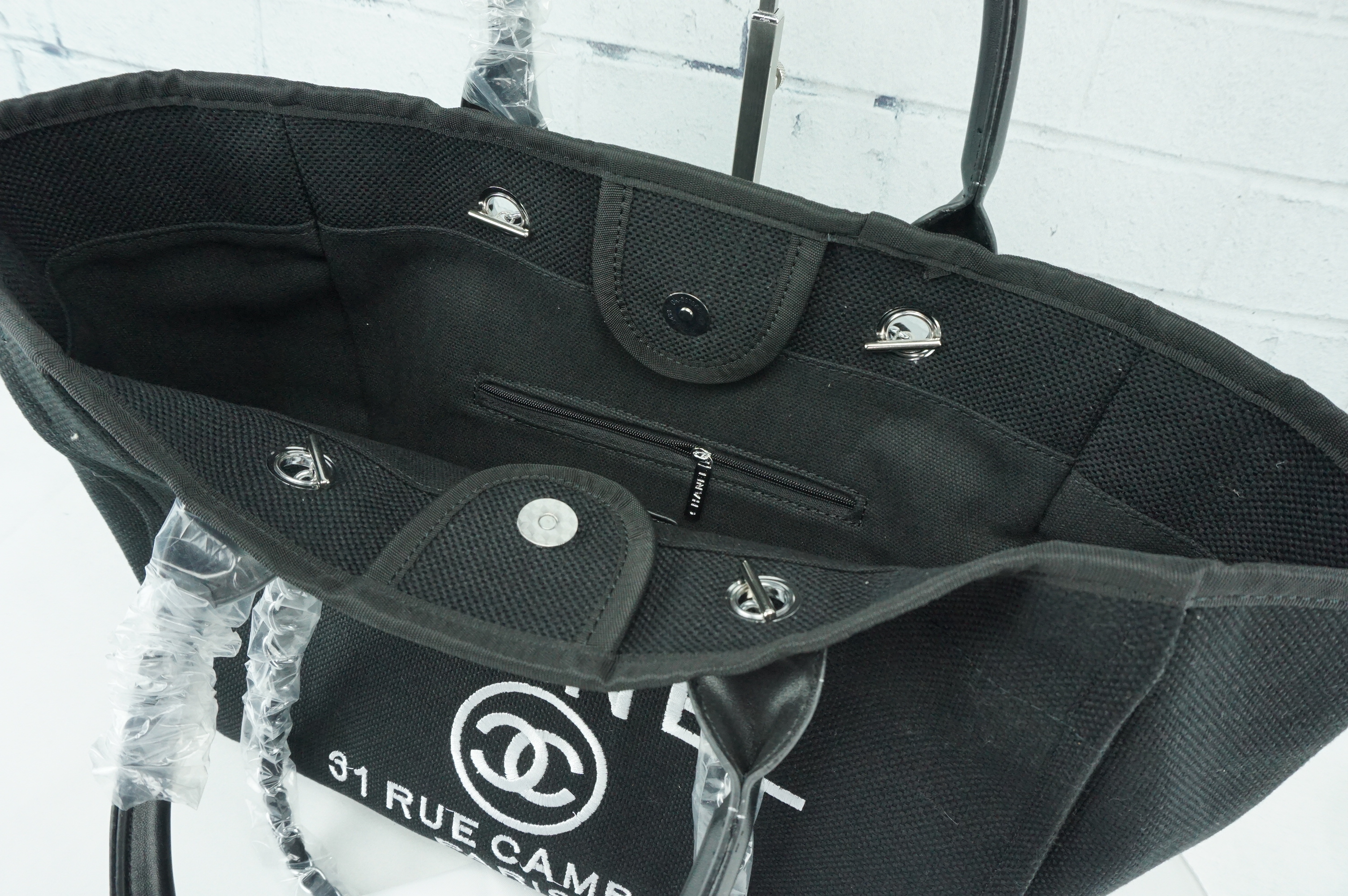 Chanel Tote canvas premium gift จากแบรนด์ Chanel กระเป๋าสะพาย Chanel Tote canvas โลโก้ปัก กระเป๋า ทรง Tote ผ้า canvas เนื้อหนาอย่างดี มีซับใน ด้านหน้าปักโลโก้แบรนด์หรู **จุดเด่นที่ หูจับมี 2 แบบคือ แบบสายหนัง และ โซ่ สามารถ สะพายไหล่ได้คะ ใบใหญุจุของคุ้ม