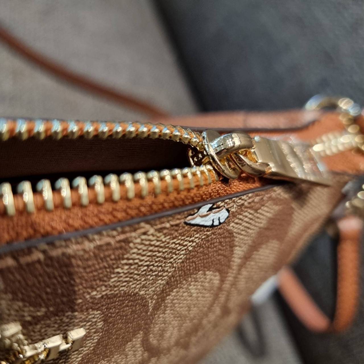 COACH F36674 TOP HANDLE POUCH IN SIGNATURE WITH SNOOPY PRINT คอลเลคชั่นใหม่ ในสไตล์พอช มาให้ช้อปก่อนใครในไทยจ้า น่ารักน่าใช้ไปอีกกับกระเป๋าสะพายทรงฮิตตลอดกาล ด้วยดีไซน์ที่ออกมาให้ใช้งานได้ง่าย ขนาดกำลังเหมาะ วัสดุแคนวาสทนทาน ดีไปหมดขนาดนี้!! คุณลูกค้าถึงส