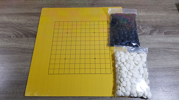 ชุดหมากล้อมไม้พร้อมกระดาน19และ13เส้นหนา3mm.พร้อมเม็ดเมลามีนฝั่งละ180เม็ดพร้อมโถทรงสี่เหลี่ยม