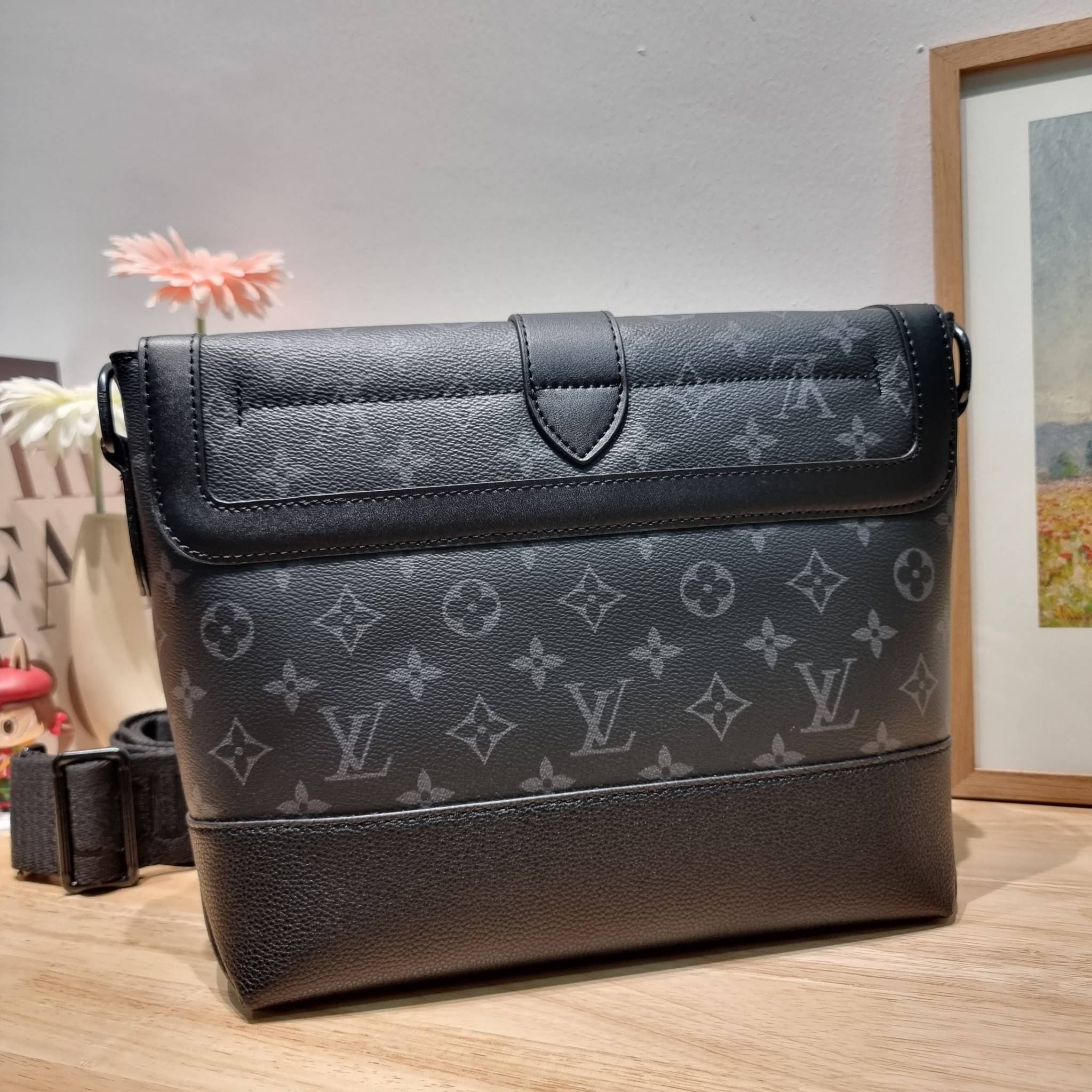 LV SAUMUR MESSENGER Monogram Eclipse Canvas Bag คอลเลคชั่นสุดหล่อ ใหม่ก่อนใคร กับกระเป๋าสะพายทรงแมสเซ็นเจอร์สำหรับหนุ่มๆ ดีไซน์คลาสสิคแฝงดีเทลความหรู