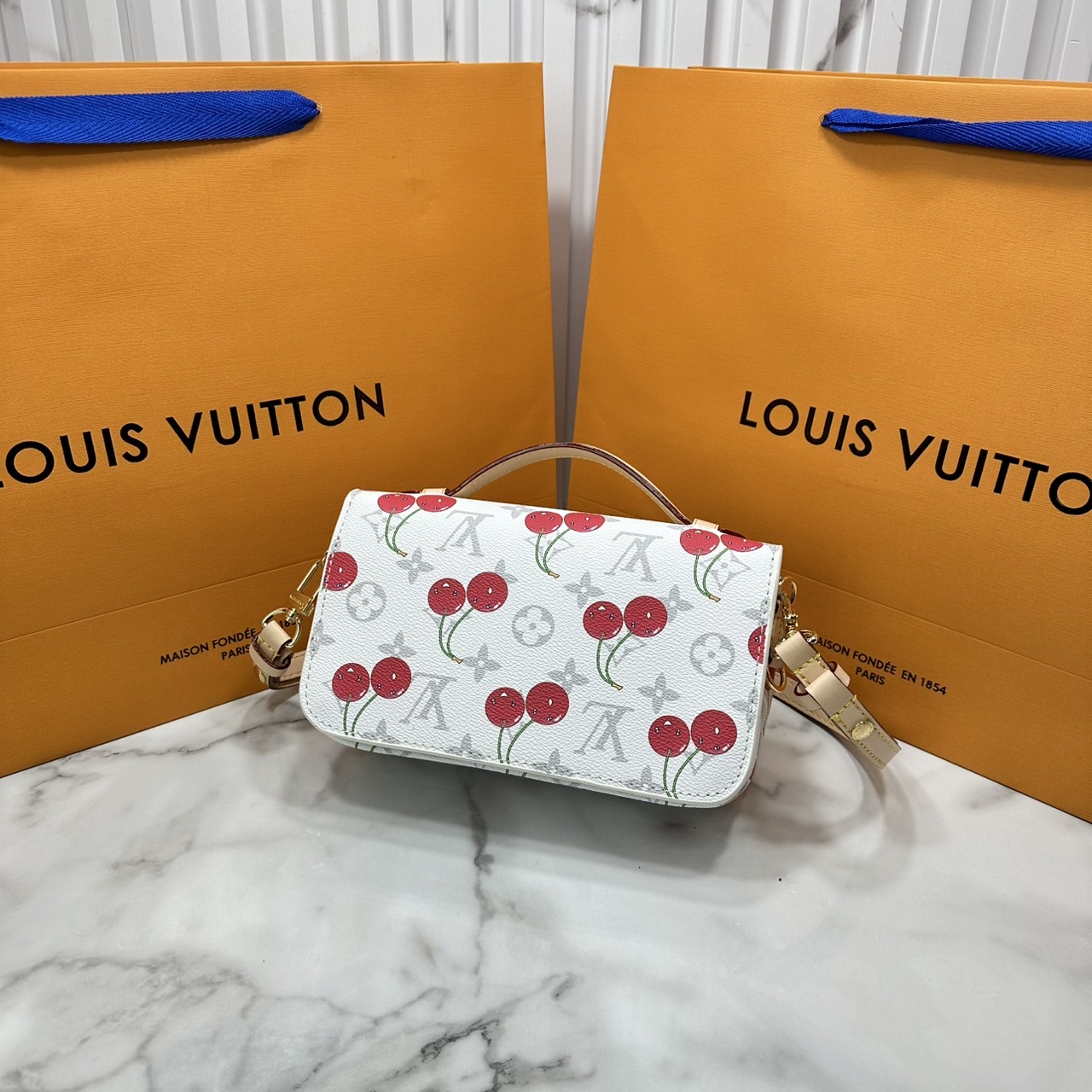 ORI หนังแท้ | LV x TM Pochette Métis East West Monogram cherry canvas กระเป๋าสะพาย ดีไซน์ใหม่โทนสีขาวในเฉดสีฤดูร้อนซึ่งตัดกับลวดลายเชอร์รี่สดใสที่ได้รับแรงบันดาลใจจากศิลปินชาวญี่ปุ่นได้อย่างสง่างาม