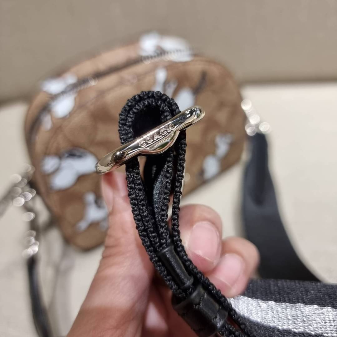 COACH C4590 COACH x PEANUTS MINI SERENA CROSSBODY IN SIGNATURE CANVAS WITH SNOOPY PRINT มาจ้าแม่ มาหนักๆอีกแล้ว กับคอลเลคชั่นที่ขายดี ขายหมด ไม่เคยพอจะขาย!! มินิเซเรนาคอลแลบกับสนูปพีแบบลงตัวที่สุด วัสดุหนังแคนวาสเคลือบลาย เปิด-ปิดด้วยซิป สะดวกใช้ ภายในเป็