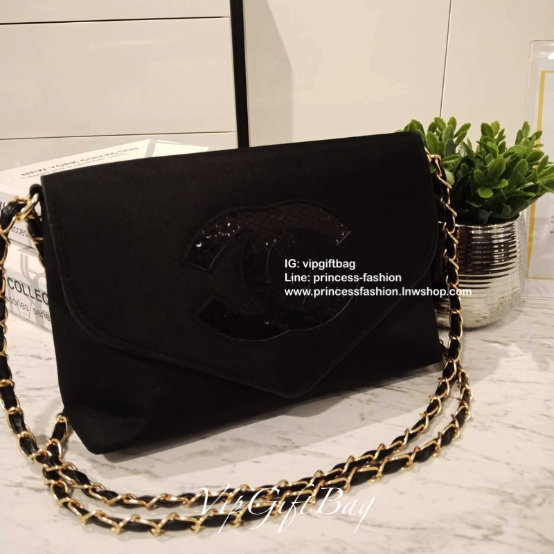 Chanel NYLON CROSSBODY VIP GIFT BAG กระเป๋าอเนกประสงค์ทรงสวย จากงาน แบรนด์ดังอย่าง CHANEL วัสดุทำจาก NYLON อย่างดี **ตัวกระเป๋าอยู่ทรงสวย กันน้ำได้ ปักเลื่อม CC ด้านหน้าสีดำสวยหรู อะไหล่ทองทั้งใบ เปิดปิดด้วยกระดุมแม่เหล็ก มีช่องใส่ของใหญ่พร้อมช่องซิป **ใส