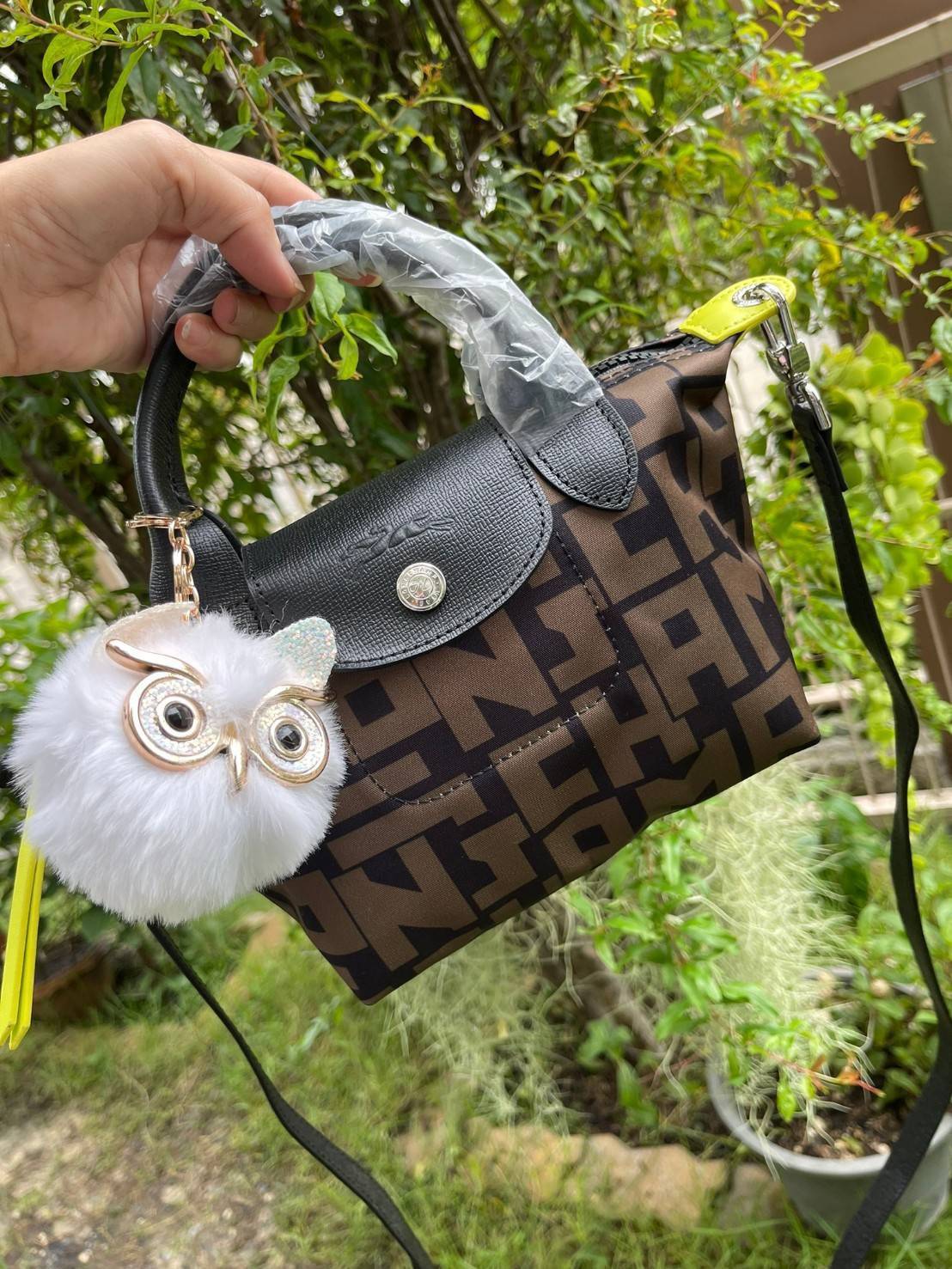 LONGCHAMP LE PLIAGE COLLECTION TOP HANDLE BAG XS พบกับคอลเลคชั่นใหม่ล่าสุด มีดีไซน์ที่เรียบหรูและคลาสสิก แฝงด้วยลูกเล่นแบบเฟมินีน แถมยังมีน้ำหนักเบาอย่างไม่น่าเชื่อ มาพร้อมกับหูจับกระเป๋าคู่และฝาปิดแบบกระดุม กระเป๋าถือใบนี้สามารถใช้ถือแบบทั่วไป มีสายสะพาย