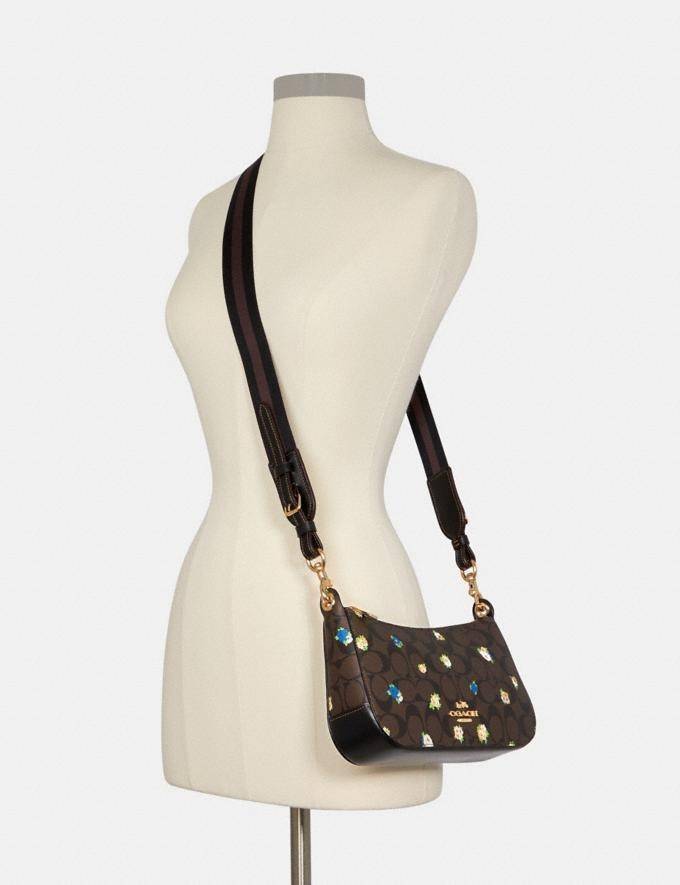 COACH C7264 C6823 C6817 JES BAGUETTE IN SIGNATURE CANVAS คอลเลคชั่นใหม่ล่าสุด พร้อมเสิร์ฟความสวยถึงบ้านเช่นเคย!! กระเป๋าสะพายทรงบาแกตต์ ดีไซน์ย้อนยุค ที่แอบแฝงความเรียบหรูดูแพงอยู่ในตัว โดดเด่นด้วยสายสะพายเส้นใหญ่ โทนสีคอนทราส ทำให้ไอเท็มนี้ดูมีลูกเล่นมาก