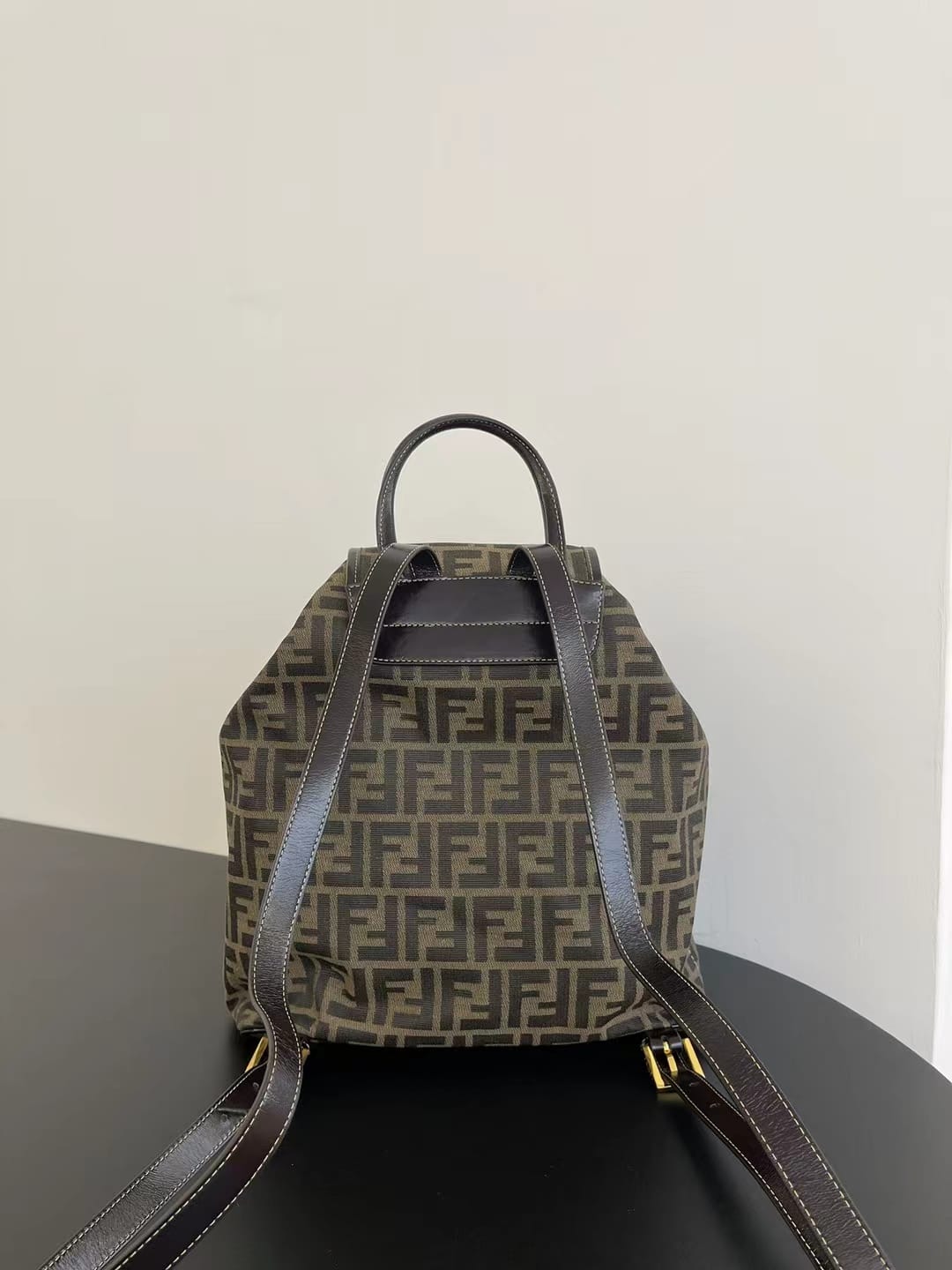 FENDI Zucca Monogram Backpack with 2 pocket กระเป๋าเป้ FF ใบใหญ่จุของได้เยอะ ภายในโล่งกว้าง พร้อมช่องใส่ของด้านหน้าสะดวกใช้งาน นานๆจะมีมาในรูปแบบเป้ให้ครอบครองกันค่า! วันไหนๆ ในไทยหรือ ตปท.ใบเดียวจบ!!