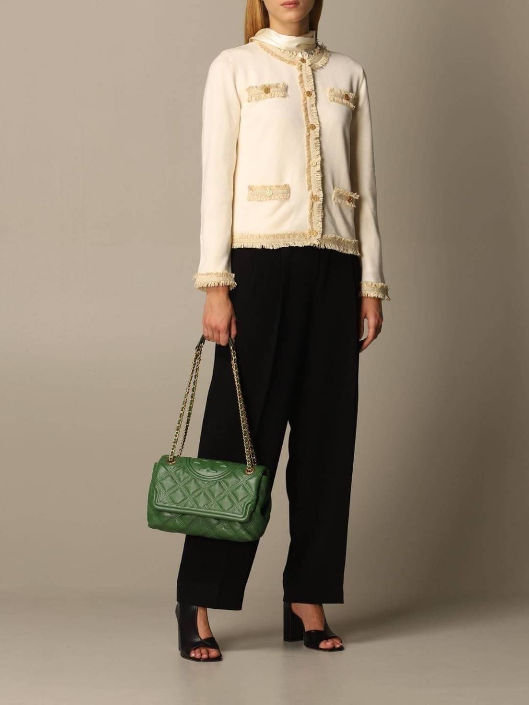 TORY BURCH FLEMING SOFT CONVERTIBLE SHOULDER BAG รุ่นหายากที่สาวๆตามหา มาพร้อมเสิร์ฟความสวยถึงบ้านไปเลยจ้า รอบนี้คัดสีสวยๆมาให้ได้ช้อปกันอย่างจุใจไปเลย กระเป๋าสะพายไหล่ หนังแท้นิ่มเต็มใบ สวยหรูดูแพง เปิด-ปิดด้วยตัวกดล็อคแน่นหนา สายสะพายในตัวปรับใช้ได้ 2 แ