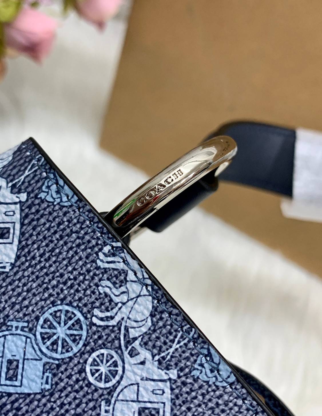 COACH TOWN BUCKET BAG WITH HORSE AND CARRIAGE PRINT ((2081-236)) 🔺กลับมาแล้ว ตามคำเรียกร้องค่ะ! กระเป๋าคล้องไหล่//สะพายข้างได้ วัสดุ pvc อย่างดี หนังนิ่มป่องพองตัวสวยงาม ลายรถม้าทั้งใบค่ะ ภายในกระเป๋าแบ่งเป็น2ช่องหลัก เปิดปิดแบบกระดุมแม่เหล็ก ภายใ