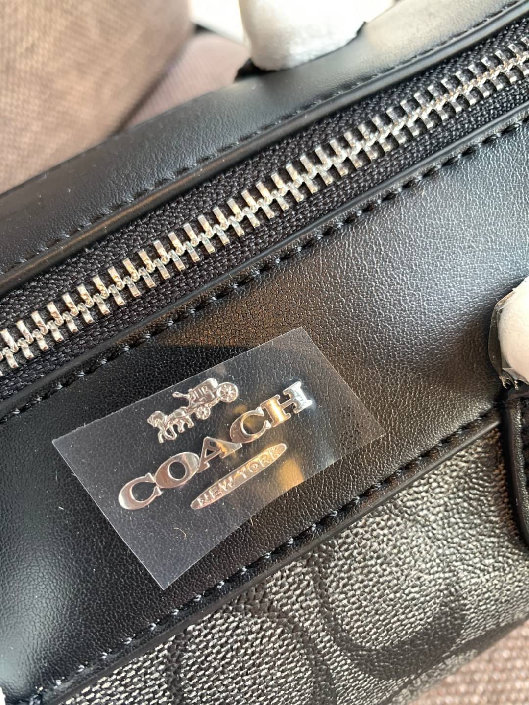 COACH NENNETT SATCHEL BAG((32203)) พร้อมส่งอีกครั้ง ห้ามพลาด! กระเป๋าทรงหมอน ทรงที่สาวๆต้องมีติดตัวไว้สักใบ! หนังแท้นิ่มสวยงาม เปิดปิดกระเป๋าแบบซิป ภายในกว้างสามารถใส่กระเป๋าเงินใบยาวได้ หรือของจำเป็นในชีวิตประจำวันของสาวๆได้หลากหลายเลยค่ะ มีช่องซิปและช่อ