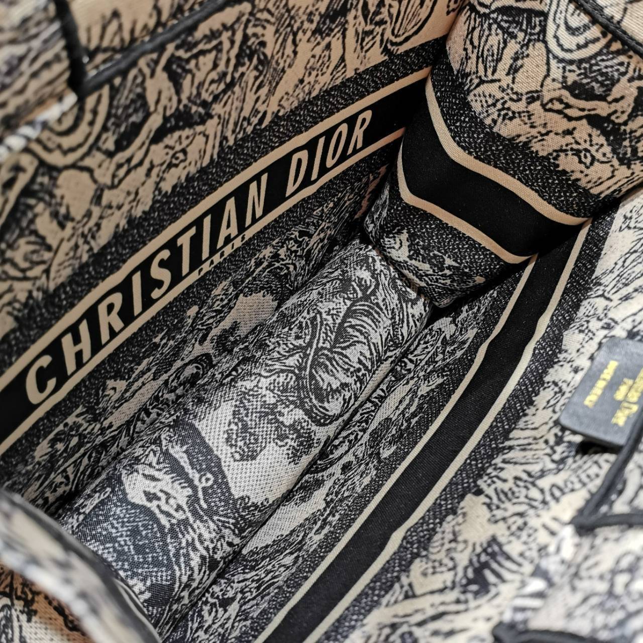 "ซื้อ1ได้ถึง2ใบ!" DIOR TOTEBAG WITH CLUTCH สวยหรูดูดี Setสุดคุ้มได้ทั้งกระเป๋า Dior Anagram Totebag + กระเป๋าคลัชเครื่องสำอาง + Dior Twilly สำหรับผูกกระเป๋าหรือผูกผมได้ ไอเท็มสุดฮิตสวยปังน่าใช้น่าสะสม มาพร้อมกล่องแบรนด์ จะซื้อใช้เองหรือมอบเป็นขอ