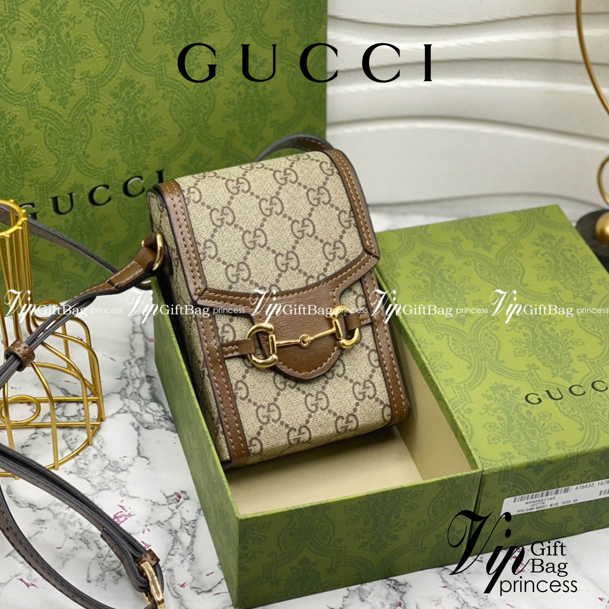 หนังแท้ GUCCI Horsebit phone bag กระเป๋าสะพาย กระเป๋าใส่โทรศัพท์สุดคลาสสิก หนังวัวแท้สีน้ำตาล/สีขาว อะไหล่ทองสวย ดีไซต์สัญลักษณ์วงแหวนตามแบบฉบับแบรนด์ สายสะพายยาวที่สามารถปรับระดับได้ ภาพสินค้าถ่ายจากงานขายจริง ใช้งานต่างประเทศได้ค่ะ
