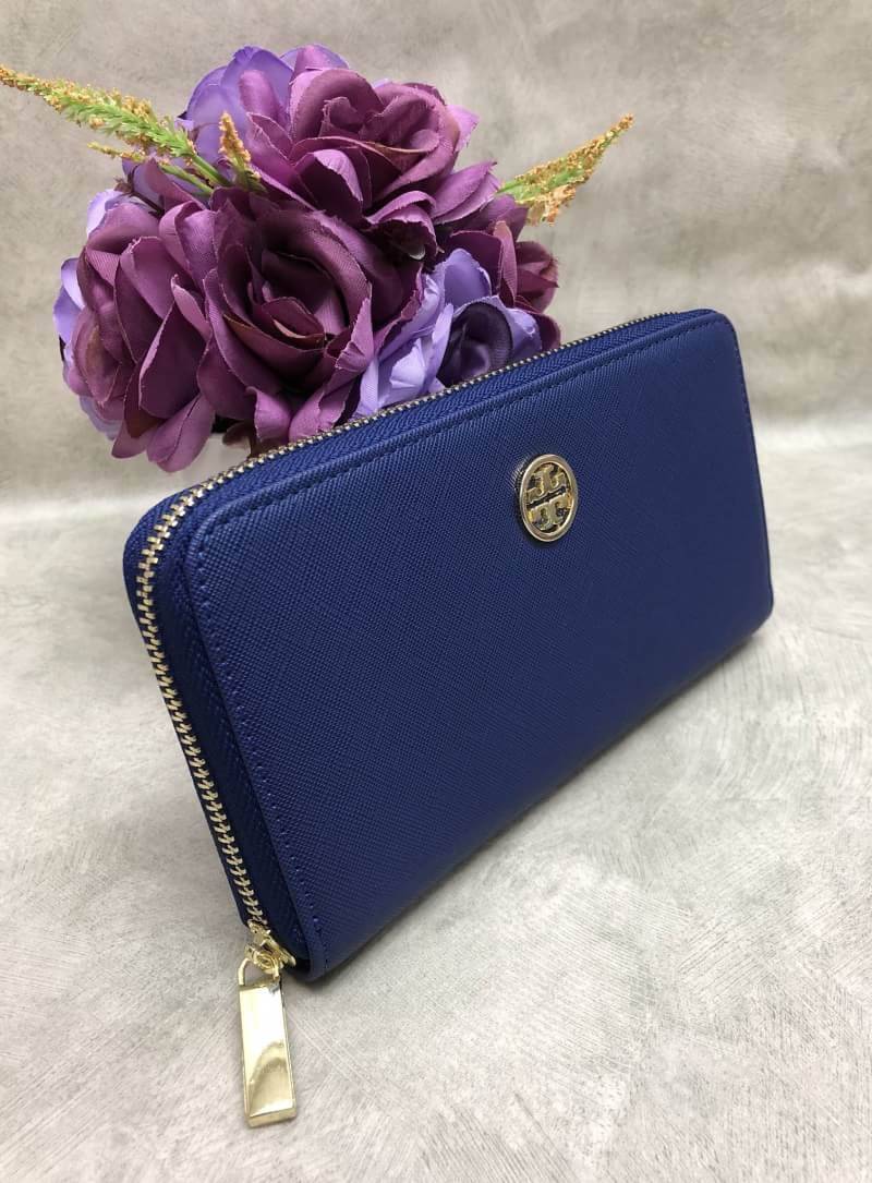 NEW TORY BURCH LONG WALLET BAG กระเป๋าสตางค์ใบยาว ซิปรอบ หนังซาฟเฟียโน่ ด้านหน้าติดโลโก้แบรนด์ เปิดปิดกระเป๋าแบบซิป หัวซิปแบรนด์นะค่ะ ด้านในแบ่งสามช่อง มีช่องซิปกลาง ช่องหน้าหลัง ใส่ธนบัตร และบัตรต่างๆได้ถึง 8 ใบนะค่ะ. ซัปในตีลายแบรนด์ สวยหรูที่สุด