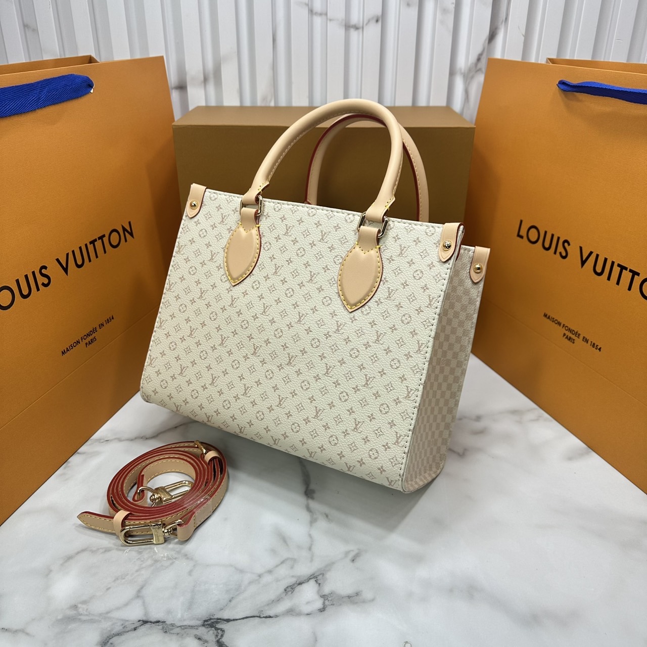 ORI หนังแท้ | LV OnTheGo PM bag Monogram Sand Beige กระเป๋าสะพายทรงโท้ทออนเดอะโก ในคอลเลกชัน LV Romance ยกระดับดีไซน์สำหรับฤดูกาลนี้ด้วยการผสานสัญลักษณ์ไอคอนิกลาย Damier และ Monogram ที่มีเอกลักษณ์ไม่ซ้ำใครของเมซงเข้าด้วยกัน กระเป๋าถือหนังหรูหรา