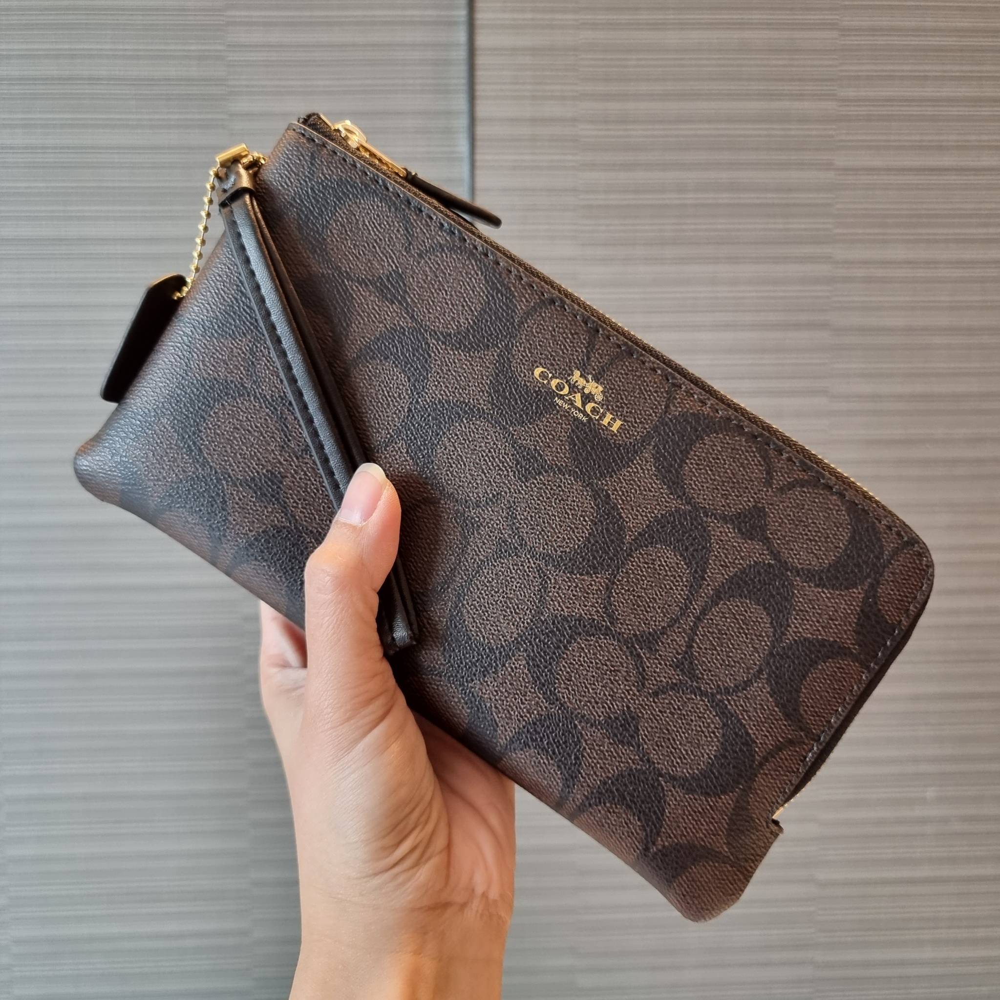 COACH F54057 DOUBLE ZIP WALLET IN SIGNATURE กระเป๋าคล้องมือ size L ใบนี้ใส่มือถือได้ทุกรุ่น ขนาดกำลังดี พกพาสะดวกมากๆ วัสดุหนังสังเคราะห์ ภายในเป็นผ้าสีสวยคม ใส่ธนบัตร ใส่บัตรได้เยอะ ใส่มือถือได้สบายๆทุกรุ่น ตอบโจทย์สาวๆที่ไม่ชอบพกเยอะวุ่นวายจ้า ใบนี้เอาอ