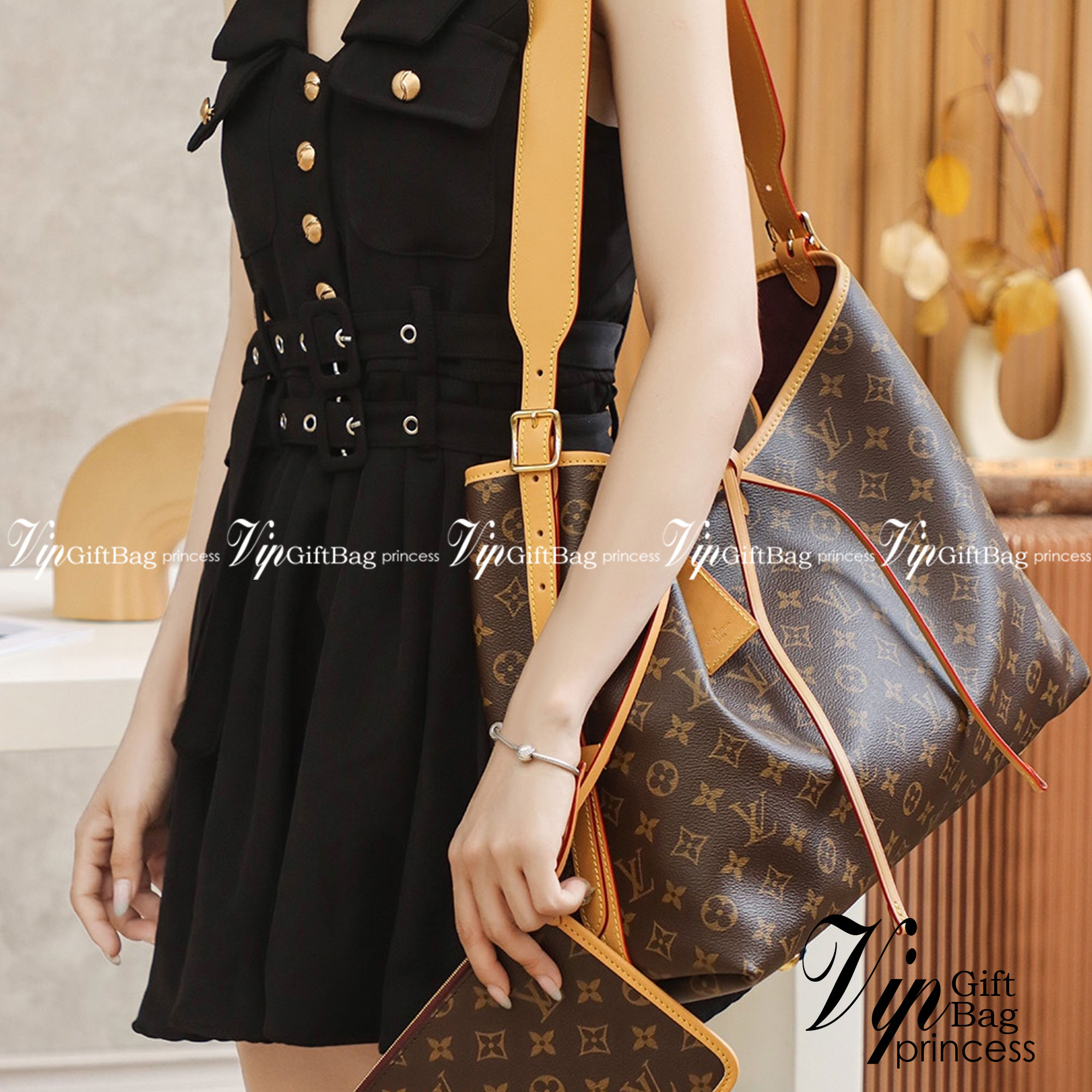 LV CARRYALL Monogram Canvas / LV Shopping Bag รุ่นใหม่ล่าสุด กระเป๋าสะพายทรงหรูหรามีสไตล์ สวยปังมั้ยไหว ใบจริงสวยมากกกก ได้สวยก่อนใคร วัสดุหนังแคนวาสเคลือบลาย สวย คลาสสิค ภายในเป็นช่องโล่ง จุของได้เยอะ สาวๆใช้ใบนี้ สะพายไปไหนก็เข้ากัน ถ่ายรูปสวยๆ ชิคๆ โดด