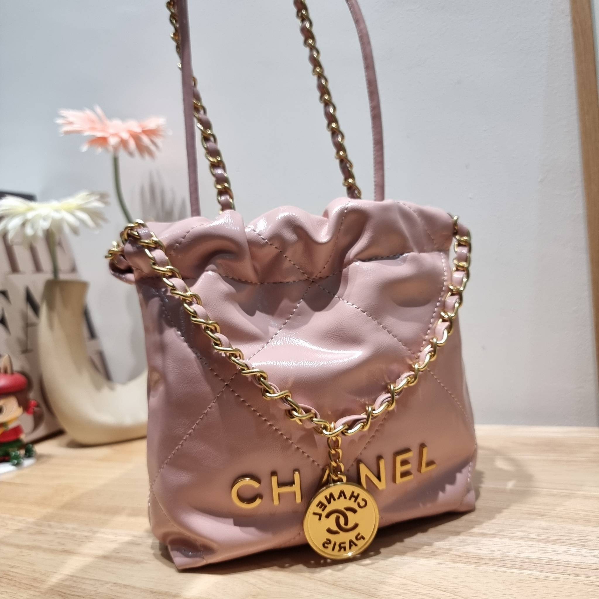 Chanel 22 mini bag / CHANEL 22 MINI HANDBAG พร้อมส่ง 4 สี กระเป๋าสะพาย ดีไซน์เรียบหรู โดดเด่นจากสายสะพายโซ่สีทอง และเหรียญโลโก้ ใช้ได้ง่ายๆไปเลยทุกโอกาส