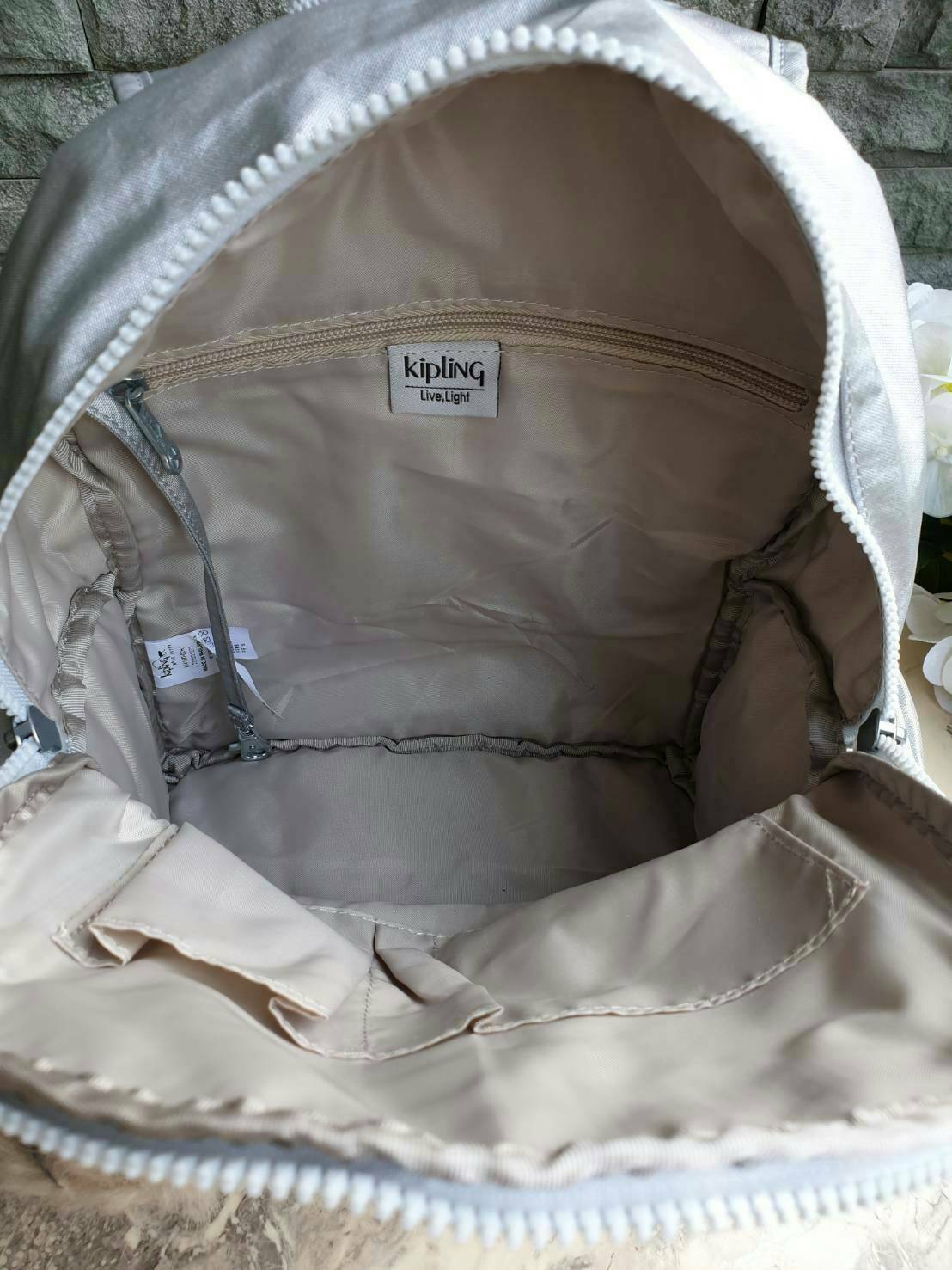 Kipling Matta Small Metallic Backpack รุ่น KI1490 คอลเลคชั่นใหม่ชนช้อป!!กระเป๋าเป้ขนาดกำลังดี วัสดุไนล่อนเคลือบกันน้ำ มีน้ำหนักเบา มีช่องเก็บของหลายช่อง แบ่งเป็นช่องด้านหน้า 2 ช่องและด้านข้างอีก 2 ช่อง ช่องใหญ่ปิดเปิดด้วยซิปคู่ภายในมีช่องซิป ช่องใส่ของจุก