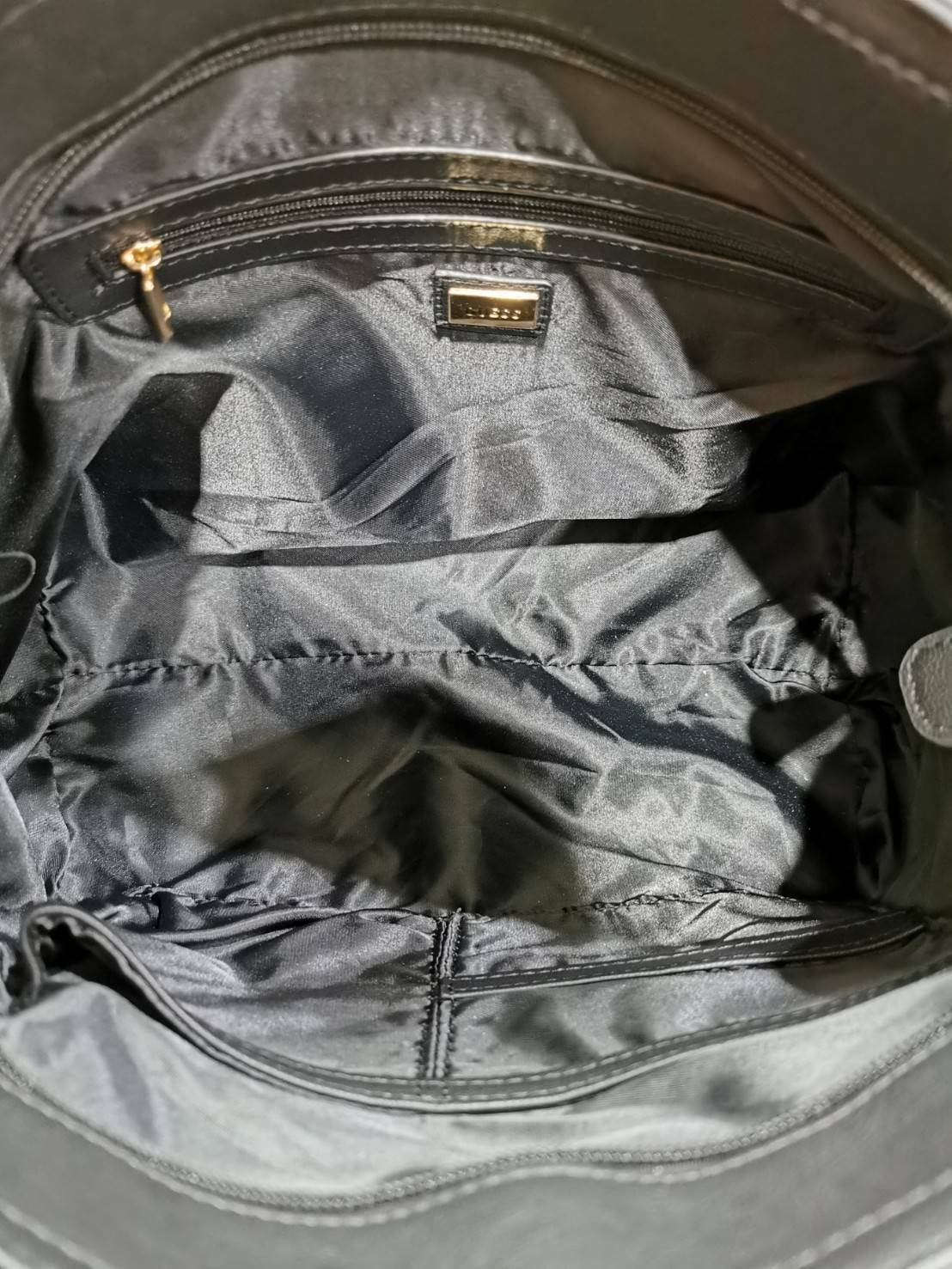 GUESS SINGNATURE SHOPPER BAG กระเป๋าถือหรือสะพายรุ่นล่าสุดจาก GUESS FACTORY หนังสวยอยู่ทรงปั้มลาย Singnature Brand รอบใบ ด้านหน้าประดับโลโก้แบรนด์ หูหิ้วเเข็งเเรงพับลงได้ เปิดปิดด้วยซิปสะดวกใช้ ขนาดกำลังดี ภายในมีช่องซิปและช่องใส่ของ กว้างและจุ น้ำหนักเบา