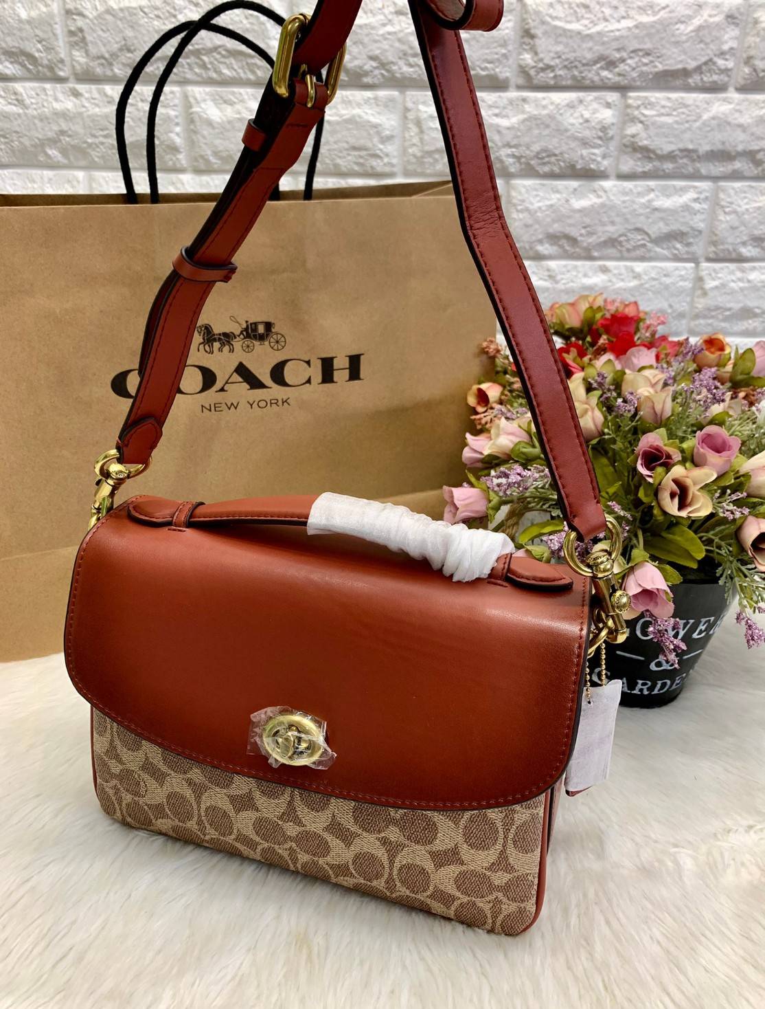 COACH CASSIE CROSSBODY BAG((68349//68348)) พร้อมส่งค่ะ! รุ่นฮิต กระเป๋าหิ้วได้//สะพายข้างหรือครอสบอดี้ร์ได้ หนังแท้นิ่มสวย เปิดปิดกระเป๋าแบบหมุนล็อค ภายในกระเป๋ามี3ช่องให้ใส่ของ แต่ล่ะช่องกว้าง สามารถใส่กระเป๋าเงินใบยาวได้;ของอื่นๆได้จุทีเดียวค่ะ ;มีช่องซ