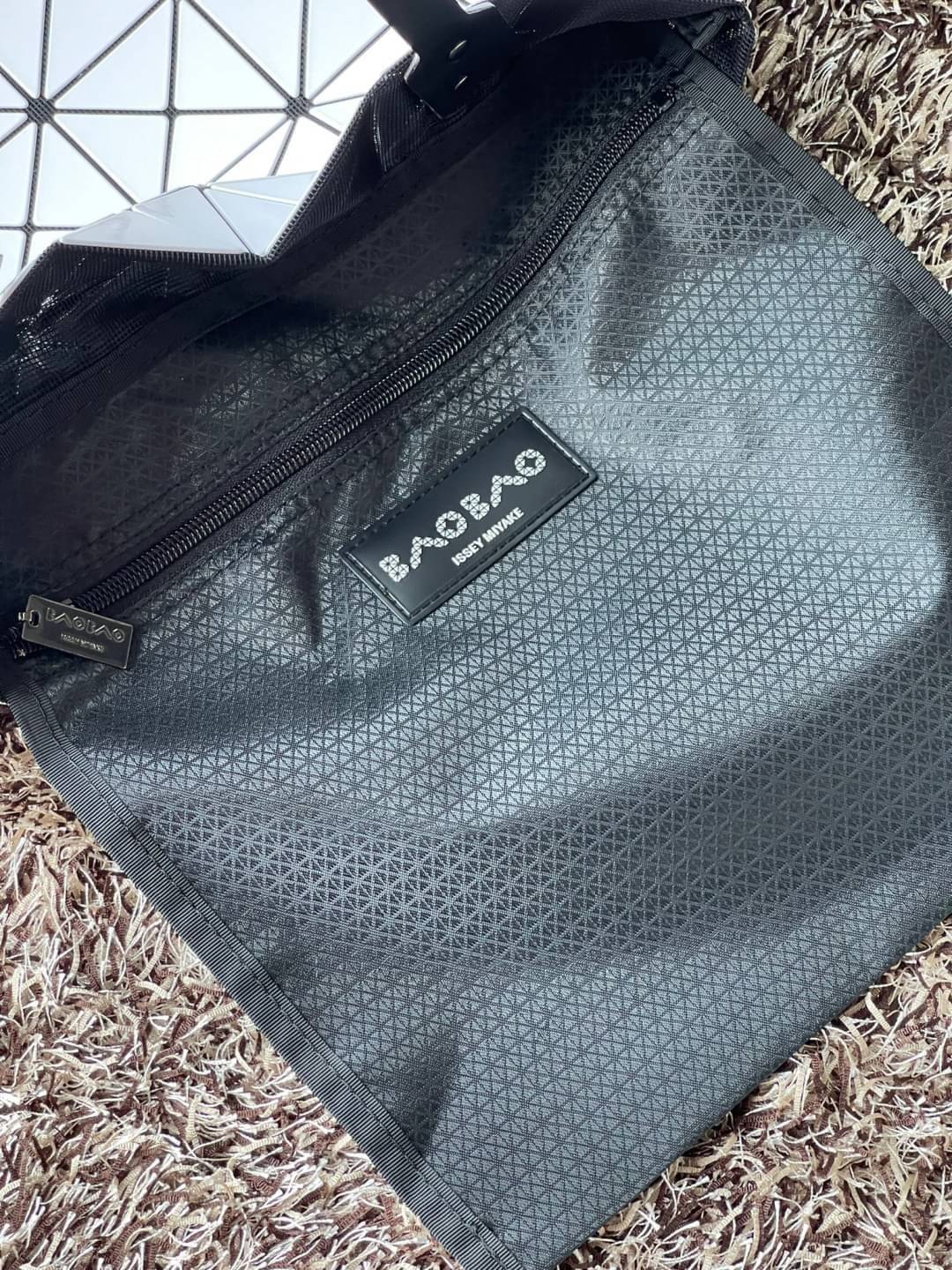 Baobao Issey Miyake 6x6 กระเป๋า Tote รุ่นนี้ถือว่าเป็นกระเป๋า Tote ไซส์กลางที่เหมาะกับการพกพาสิ่งของที่จำเป็นในทุก ๆ วัน มาพร้อมสายที่สามารถปรับได้ทั้งสองสาย และมีช่องใส่ของช่องเล็กด้านใน 1 ช่อง จุของได้เยอะแถมยังทนทาน ใช้เป็น Everyday Bag ได้เลยคะ พกพาสะ