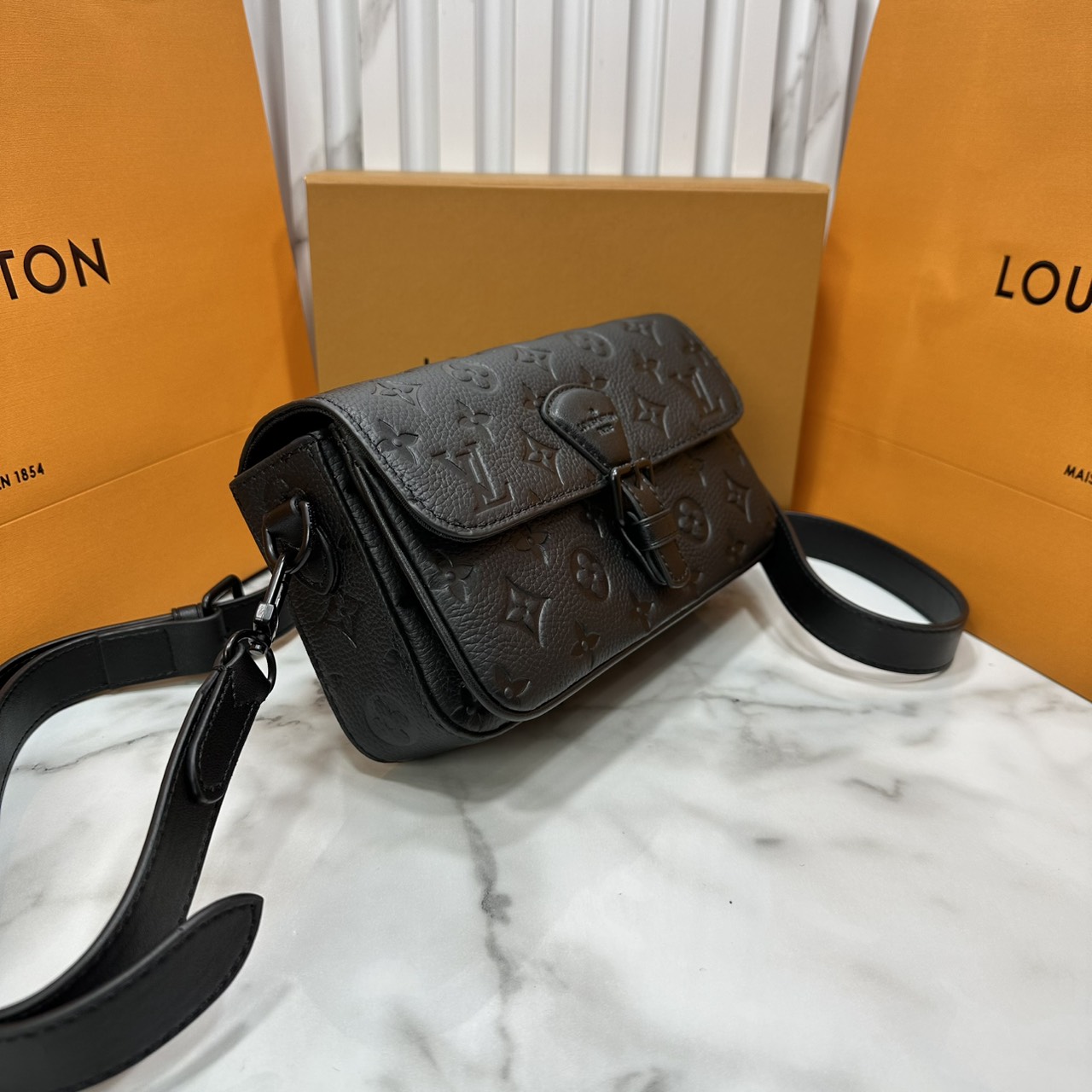 ORI หนังแท้ | LV Montsouris crossbody bag Monogram Eclipse Leather 22cm กระเป๋าสะพายทรงแมสเซ็นเจอร์ไซส์เล็ก สไตน์กระเป๋าสตางค์แบบสะพาย ดีไซน์ใหม่ทรงยาวล้ำสมัยประดับบัคเคิลสัญลักษณ์เมซงพร้อมแถบแม่เหล็กด้านหน้า สุดไอคอนิก