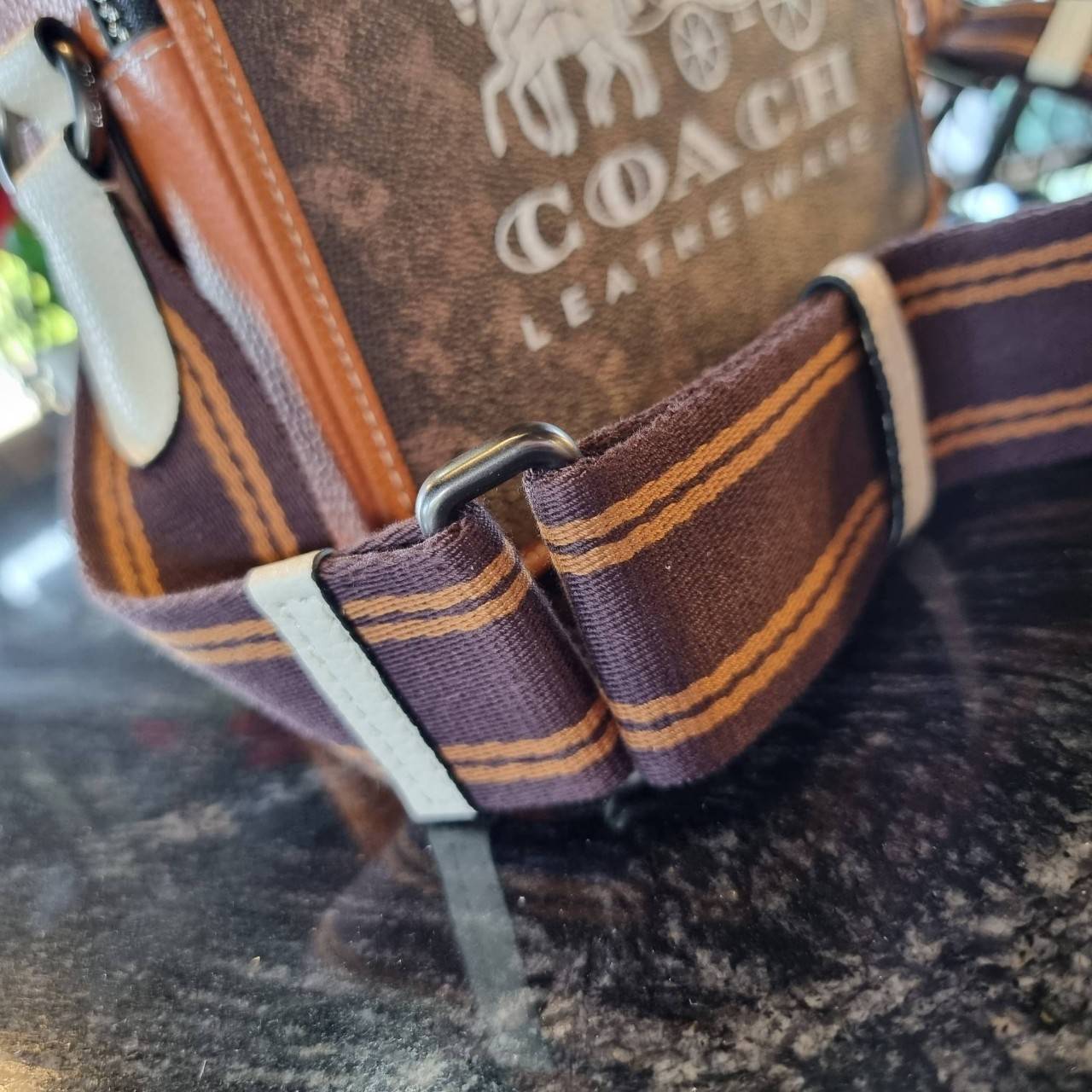 COACH C8445 CHARTER CROSSBODY 24 WITH HORSE AND CARRIAGE PRINT หล่อได้ไม่ซ้ำใคร กับไอเท็มใหม่ล่าสุด ชิคๆคูลๆ กับกระเป๋าสะพายข้าง ดีไซน์ทรงกล่อง ตกแต่งลวดลายดูโดดเด่น วัสดุหนังแคนวาสสลับหนัง pepble มีซิป 2 ฝั่ง ใส่ของได้จุใจ ของสำคัญใส่ไปเลยครบๆ สายสะพายปร