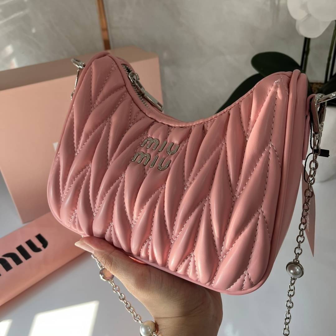 MIU MIU matelasse nappa leather shoulder bag กระเป๋าสะพายข้าง สายสะพายประดับไข่มุกและคริสตัล ให้ความละมุม ลุคคุณหนูน่ารักสุดๆคะ