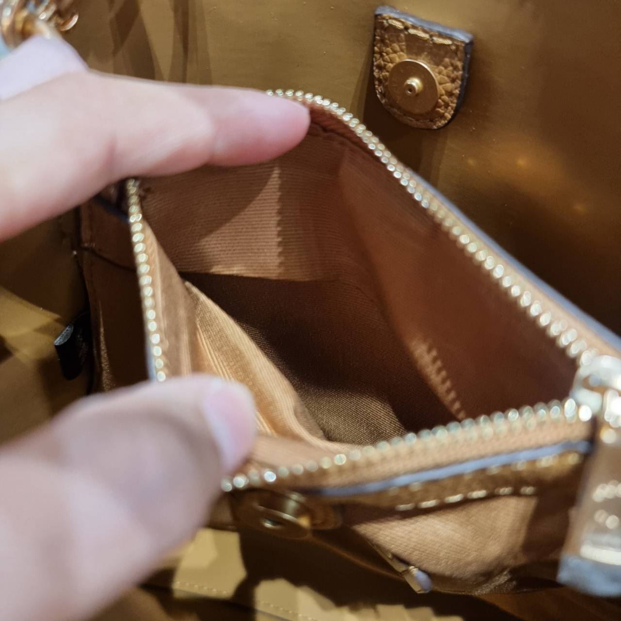 COACH C3598 SMALL TOWN BUCKET WITH SPACED WILDFLOWER PRINT คอลเลคชั่นใหม่ พร้อทเสิร์ฟความสวยก่อนใคร กระเป๋าทรงบัคเก็ตยอดฮิตตลอดกาล ดีไซน์ดอกไม้คละรอบใบ วัสดุหนัง pepble ดูผู้ดี ละมุนไปอีก ปากกระเป๋าเปิด-ปิดด้วยกระดุมแม่เหล็ก 2 ฝั่ง มีหูจับในตัวและสายสะพาย