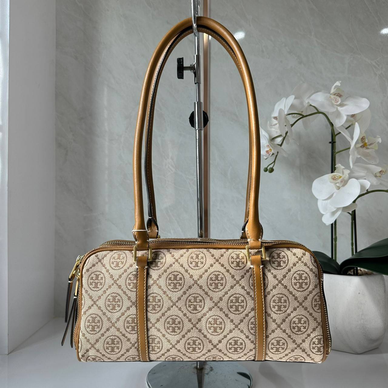 TORY BURCH Small T Monogram Marshmallow Satchel / Tory Burch tote handbag พร้อมส่ง 2 สี ใหม่ล่าสุด กระเป๋าสะพายไหล่ดีไซน์สุดทันสมัย ตัดเย็บสวยงาม ผ้า jacquard ตัดหนัง เปิด-ปิดแบบซิป มีช่องแบ่ง 2 ช่อง มีซิปลับด้านใน ใส่ของได้เยอะมากๆ ค่ะ