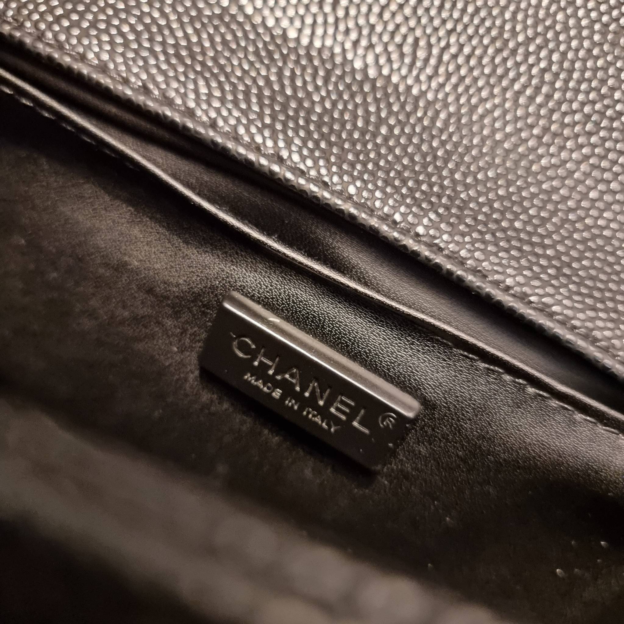 Chanel Boy 10" พร้อมส่งที่ไทย รุ่นสุดฮอต ดีไซน์อะไหล่ดำ เรียบหรูมากๆ!! วัสดุหนังลายคาร์เวีย ทรงคลาสสิคที่สาวๆห้ามพลาด!! ในราคาสุดคุ้ม เปิด-ปิดกระเป๋าด้วยตัวล็อค ภายในโล่งกว้าง ไซส์ใหญ่ใส่ของได้เยอะ มีช่องแยกในกระเป๋า มาพร้อมสายสะพายโซ่สลับหนังรองบ่า 