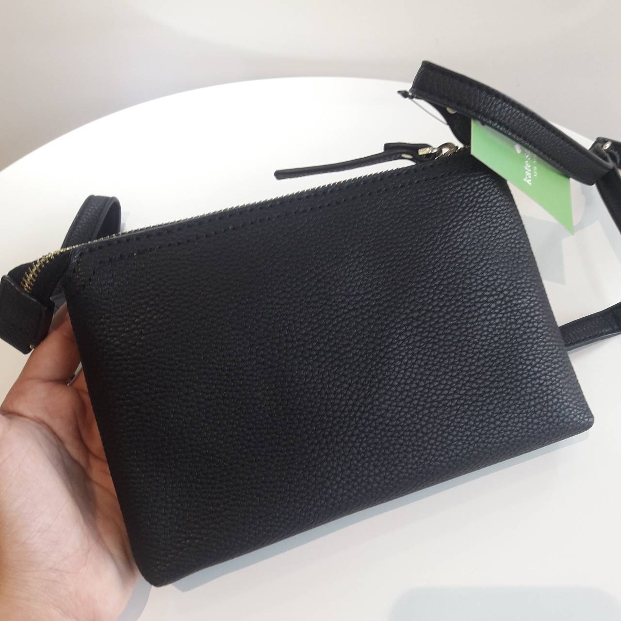 KATE SPADE NEW YORK กระเป๋าสะพายขนาดเล็ก หนังนิ๊มนิ่ม เปิดปิดด้วยซิป มีที่จับหนังเก็ๆ ด้านในมีช่องซิป+ช่องใส่ของจุกจิก ใส่กปต.สั้น + มือถือได้ทุกรุ่น น้ำหนักเบา สายพะพายปรับได้แบบเข็มขัด สะพายชิวๆ Minimal look น่ารักมากๆค่ะ