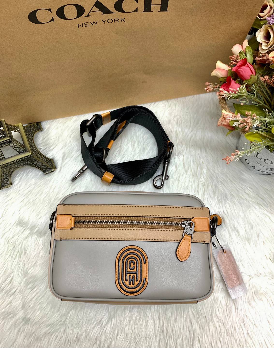 COACH ACADEMY CROSSBODY IN SIGNATURE WITH VARSITY ZIPPER ((768, 960)) พร้อมส่งที่ไทยอีกครั้ง! ได้ไปหลงรักแน่นอนค่ะ😘 กระเป๋าสะพายครอสบอดี้ร์ของคุณผู้ชาย((สาวหล่อใช้ก็สวยทีเดียว)) หนังแท้อย่างดี หนังนิ่มมือดีค่ะ