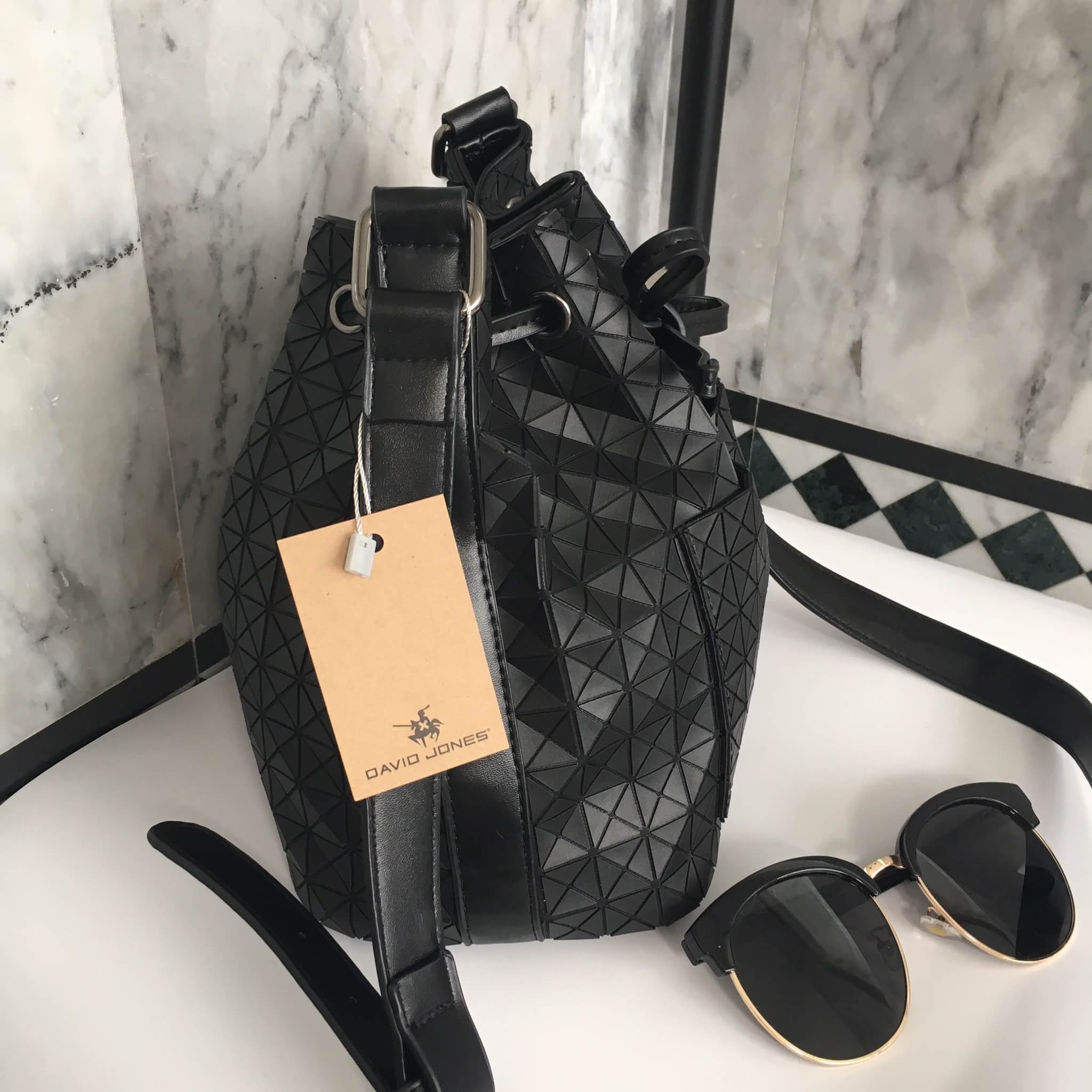 ทรงขายดี น่ารักมาก Size L คะ David Jones Bucket Leather (bag) กระเป๋าสะพายข้างดีไซน์เกร๋มาก สีดำสวยมาก #chic รุ่นนี้ รูปแบบน่ารัก แอบเก๋ด้วยดีไซด์ของตัวกระเป๋า และที่มัดสายกระเป๋า ด้านหน้ามีช่องเก็บของให้คะ ภายในมีช่องเก็บของจุกจิกได้ #มีถุงผ้าแบรนด์ให้คะ