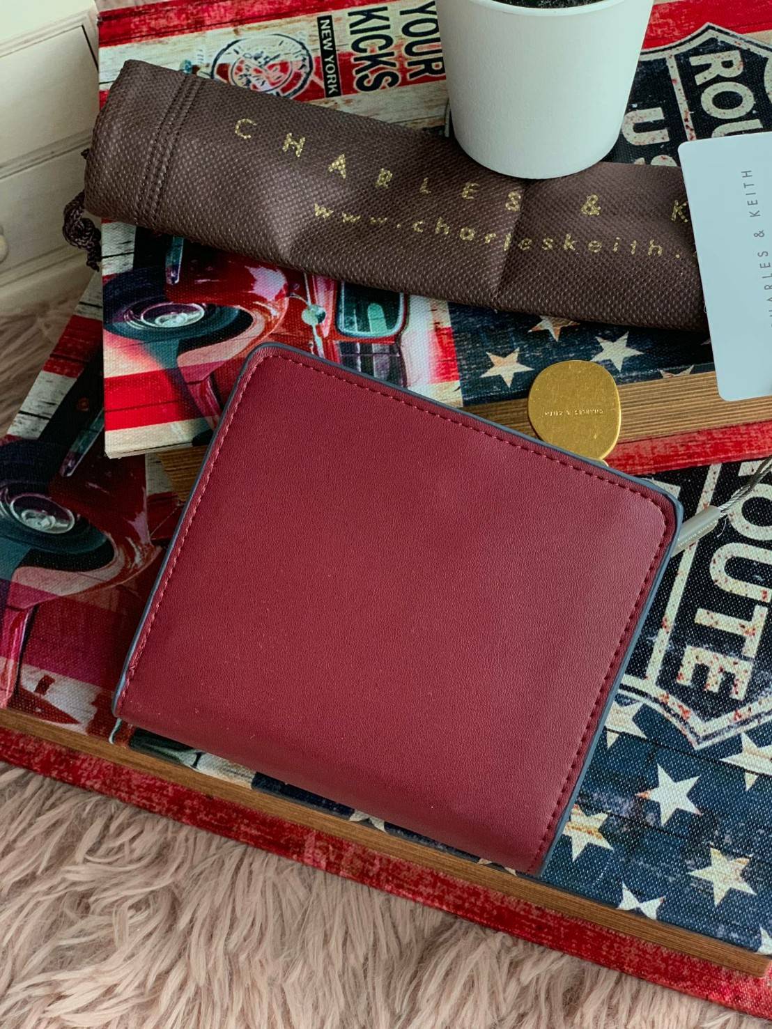 Charles & keith Classic Mini Snap Button Wallet กระเป๋าสตางค์ทรงสั้นรุ่นใหม่ชนช้อป! วัสดุpuหนังเรียบนิ่ม ด้านหน้าประดับโลโก้แบรนด์ด้วยโลหะตัวนูน ภายในเปิดปิดด้วยกระดุมทั้ง2ด้าน มีช่องซิปใส่เหรียญใบเล็ก สามารถถอดแยกกับชิ้นใหญ่ได้ ภายในยังมีช่องเสียบบัตร แล