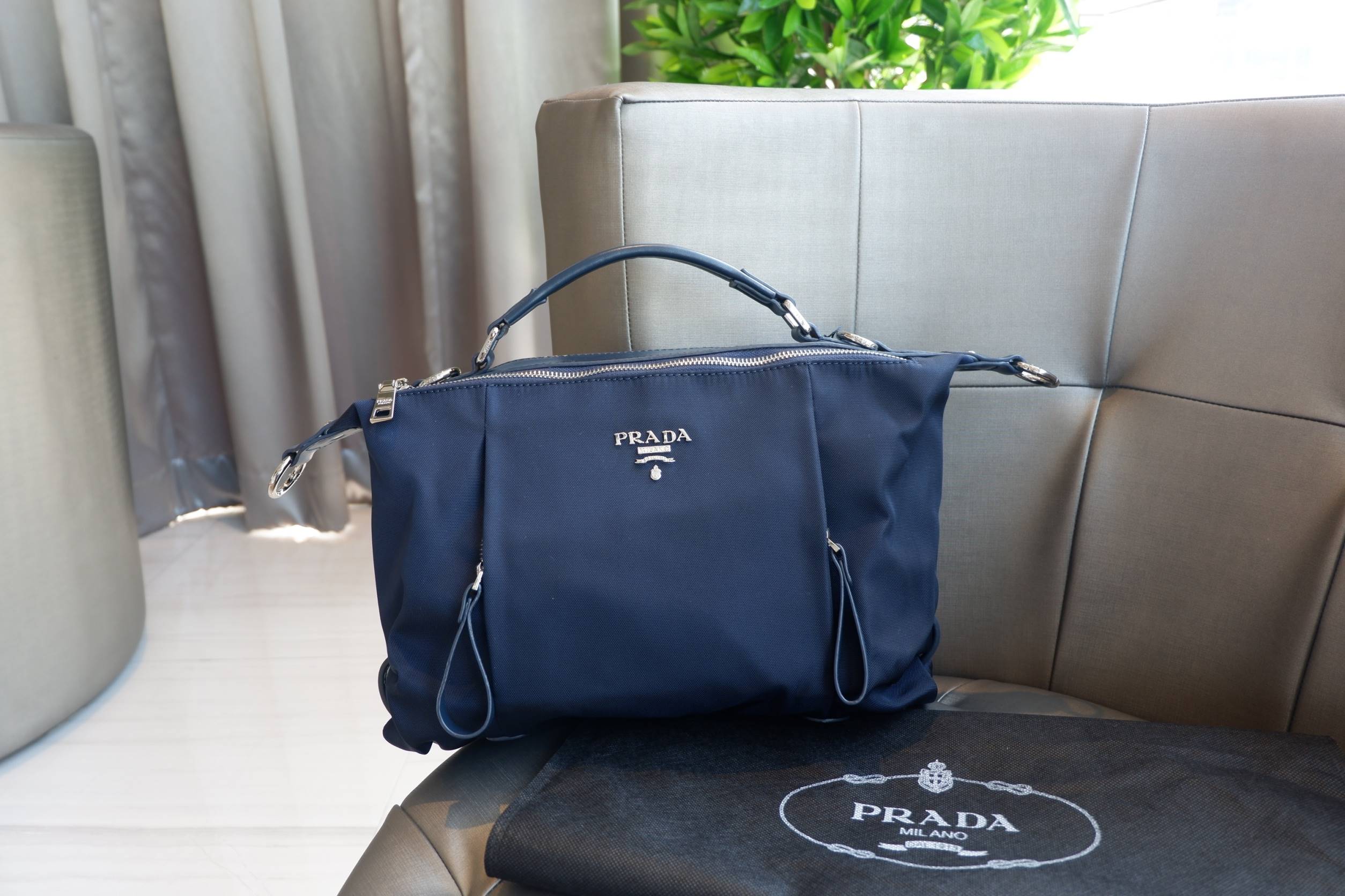 รุ่น Limited edition ค่า ได้ กระเป๋าอเนกประสงค์ ทรง Mini TOTE จากแบรนด์ PRADA มาค่า เป็น กระเป๋าMatte Canvas ใบนี้มีสายยาวให้คะ เลิศมาก สะพายเป็น shoulder bag หรือ ถือได้คะ ด้านหน้ามี logo brand ใช้แล้วสวยมากๆ อะไหล่สีเงิน จุของคุ้ม เกินราคารับประกันคะ