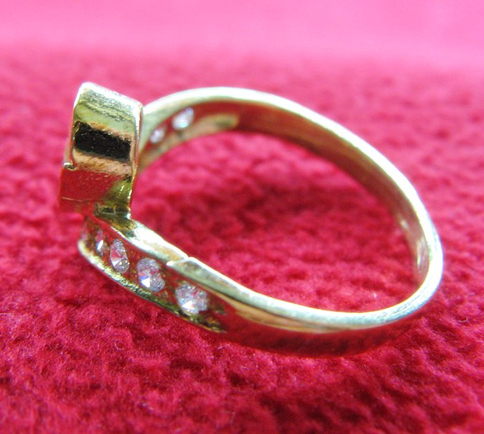 สินค้าหมดค่ะ แหวนเพชรทองเหลือง แบบ9(รูปหยดน้ำ ด้านข้างเพชรเล็กข้างละ5เม็ด)ค่ะ