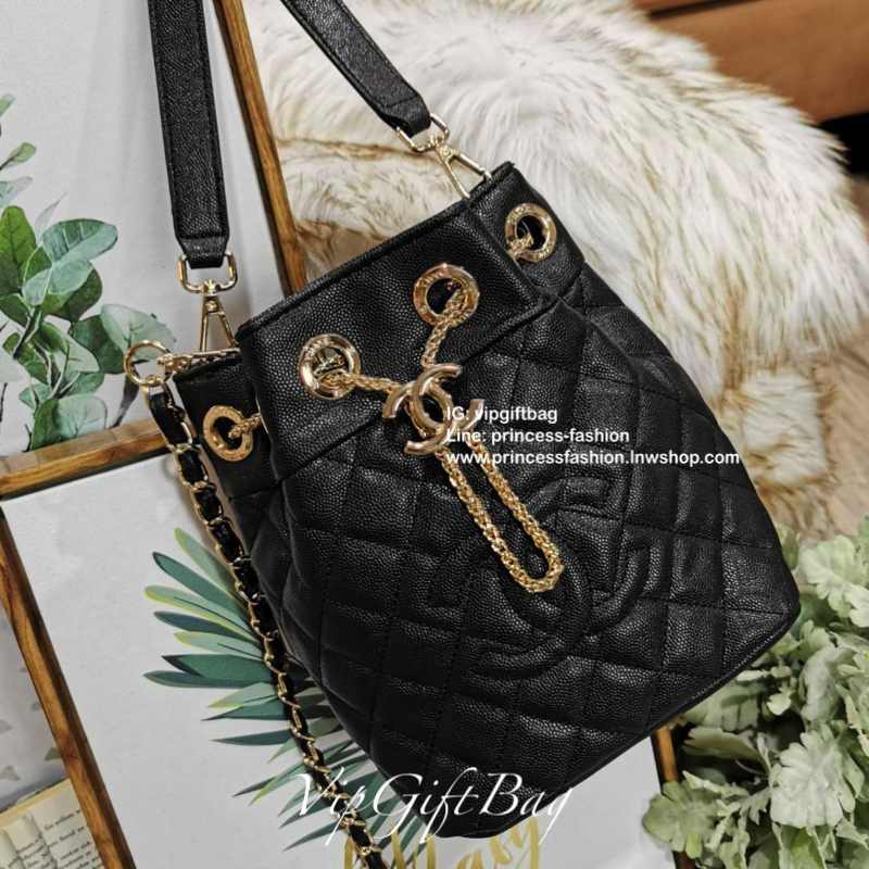 Chanel Crossbody Bag With Chain VIP Gift With Purchase (GWP) รุ่น Limited พรีเมี่ยม Chanel Perfume Counter ทรง Bucket Bag วัสดุหนังคาเวียร์ลายตารางเปิดปิดแบบDrawstringและแถบหนังคาดกลางประดับอะไหล่แบรนด์สีทอง ภายในมีโลโก้และช่อง1ซิป หัวซิปแบรนด์ ใส่มือถือ 
